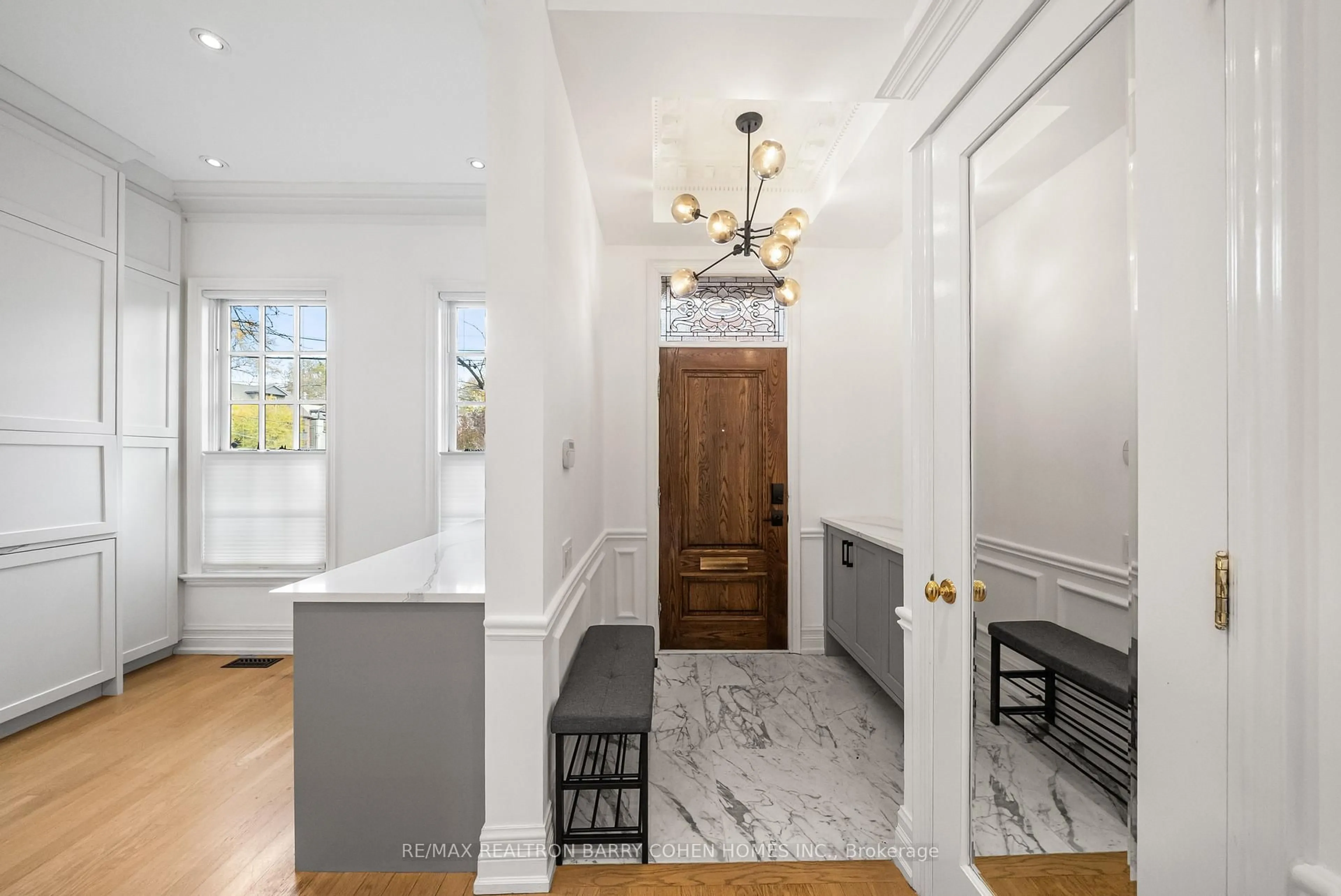 Indoor entryway for 121 Davenport Rd, Toronto Ontario M5R 1H8