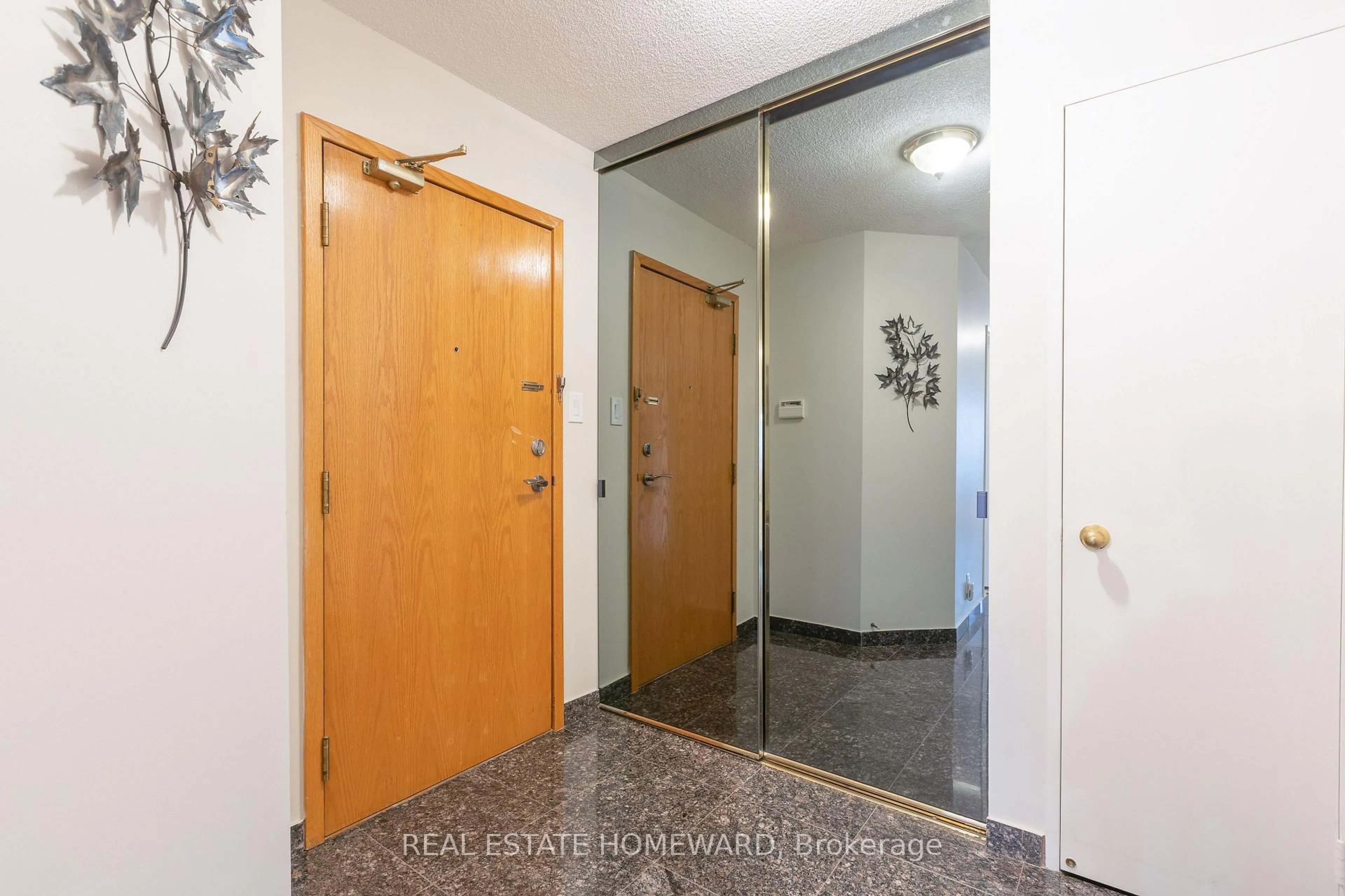 Indoor foyer for 205 Wynford Dr ##1006, Toronto Ontario M3C 3P4