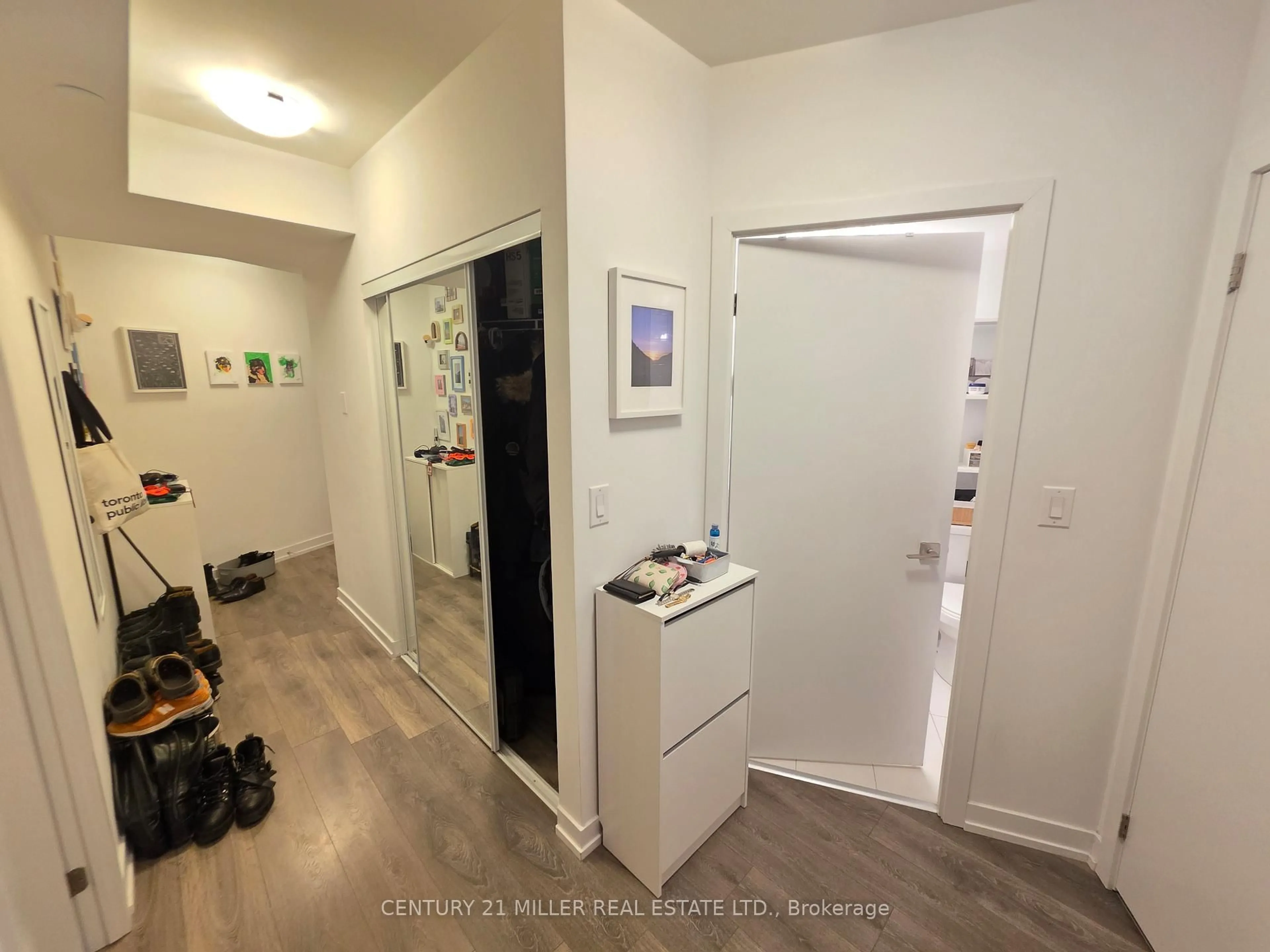 Indoor entryway for 159 Wellesley St #2503, Toronto Ontario M4Y 0H5