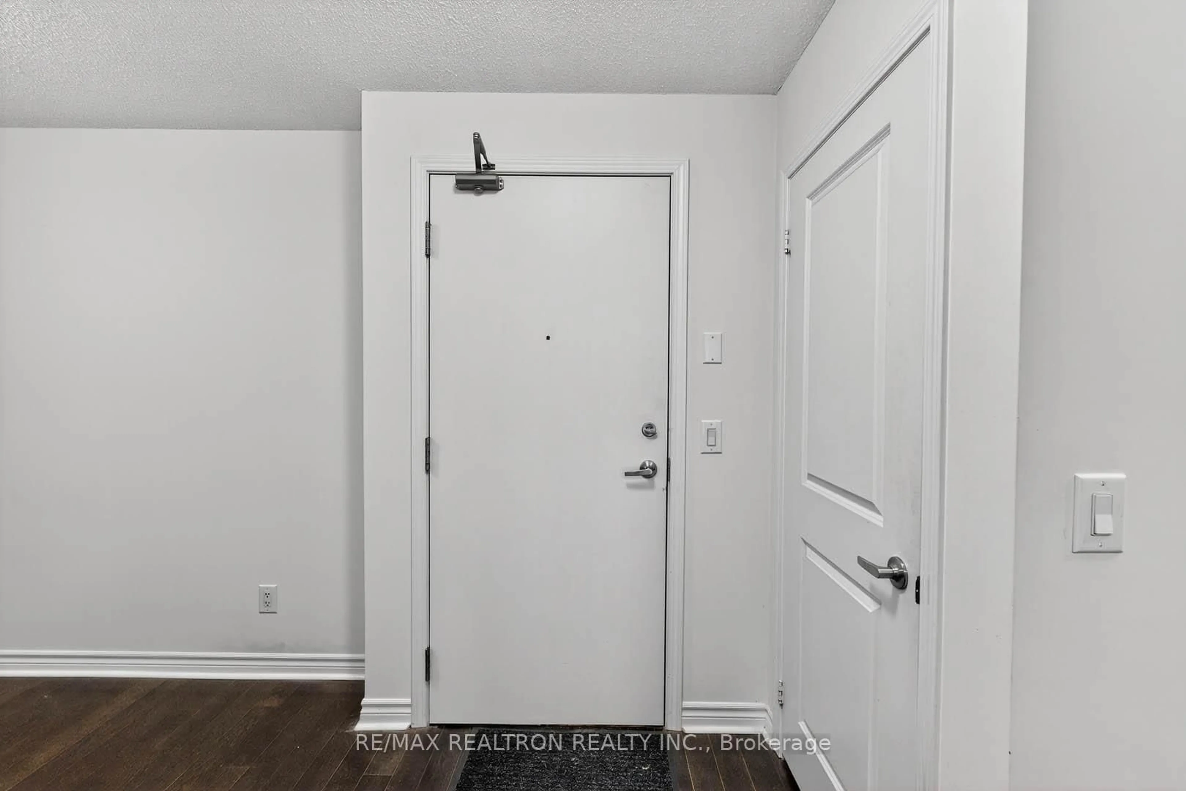 Indoor entryway for 27 Rean Dr #209, Toronto Ontario M2K 0A6