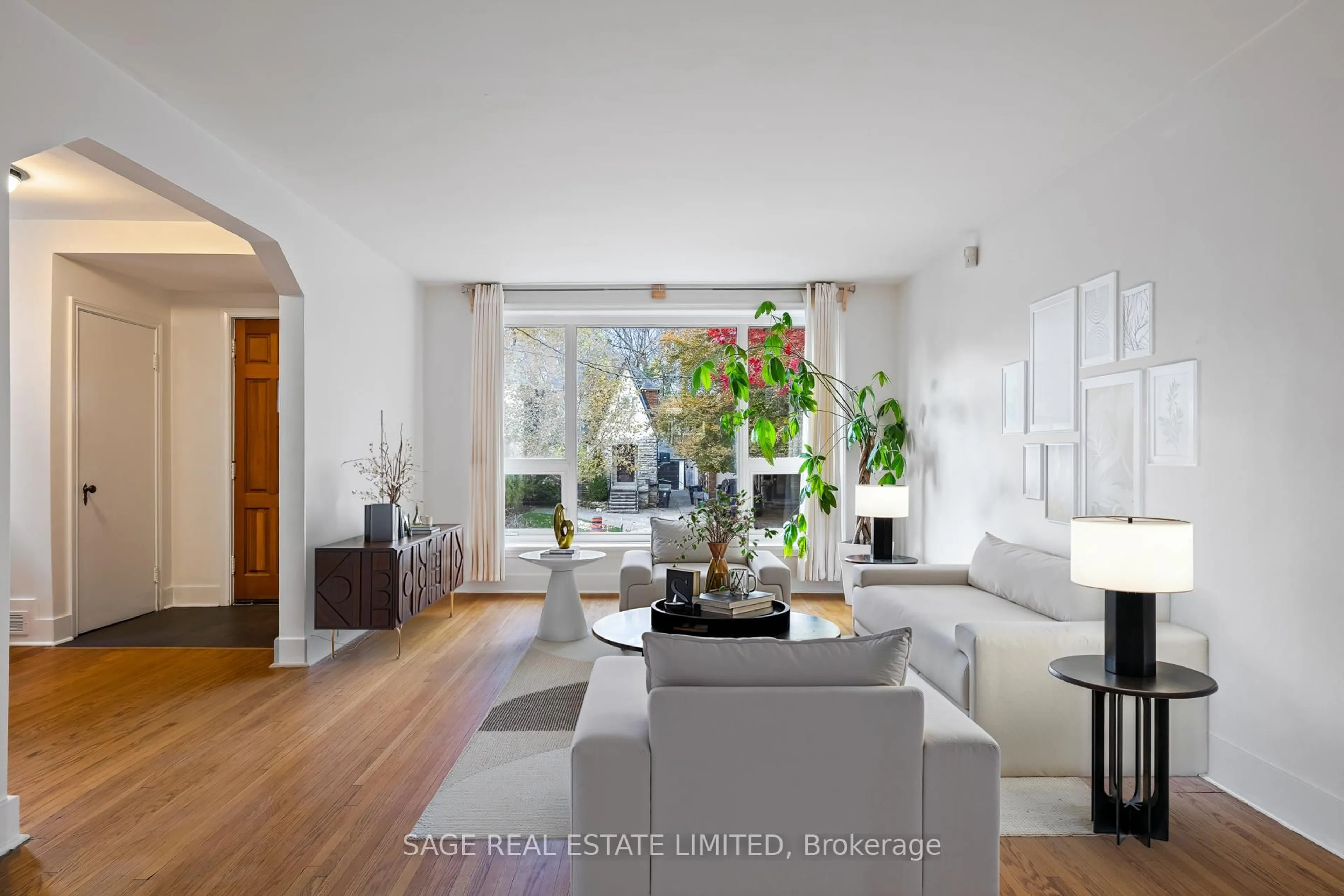 Living room with furniture, unknown for 27 Peveril Hill, Toronto Ontario M6C 3A9