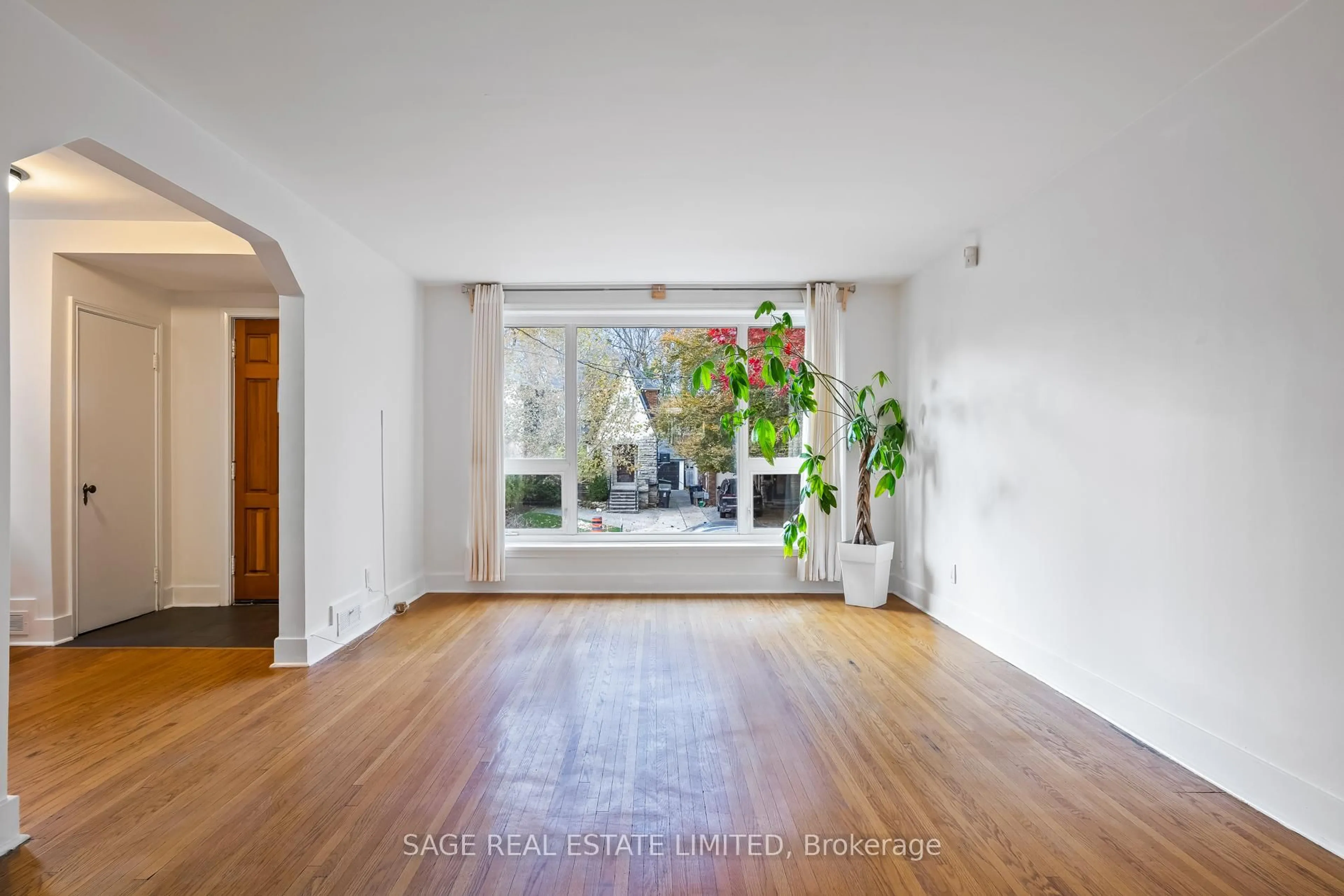 Unknown for 27 Peveril Hill, Toronto Ontario M6C 3A9