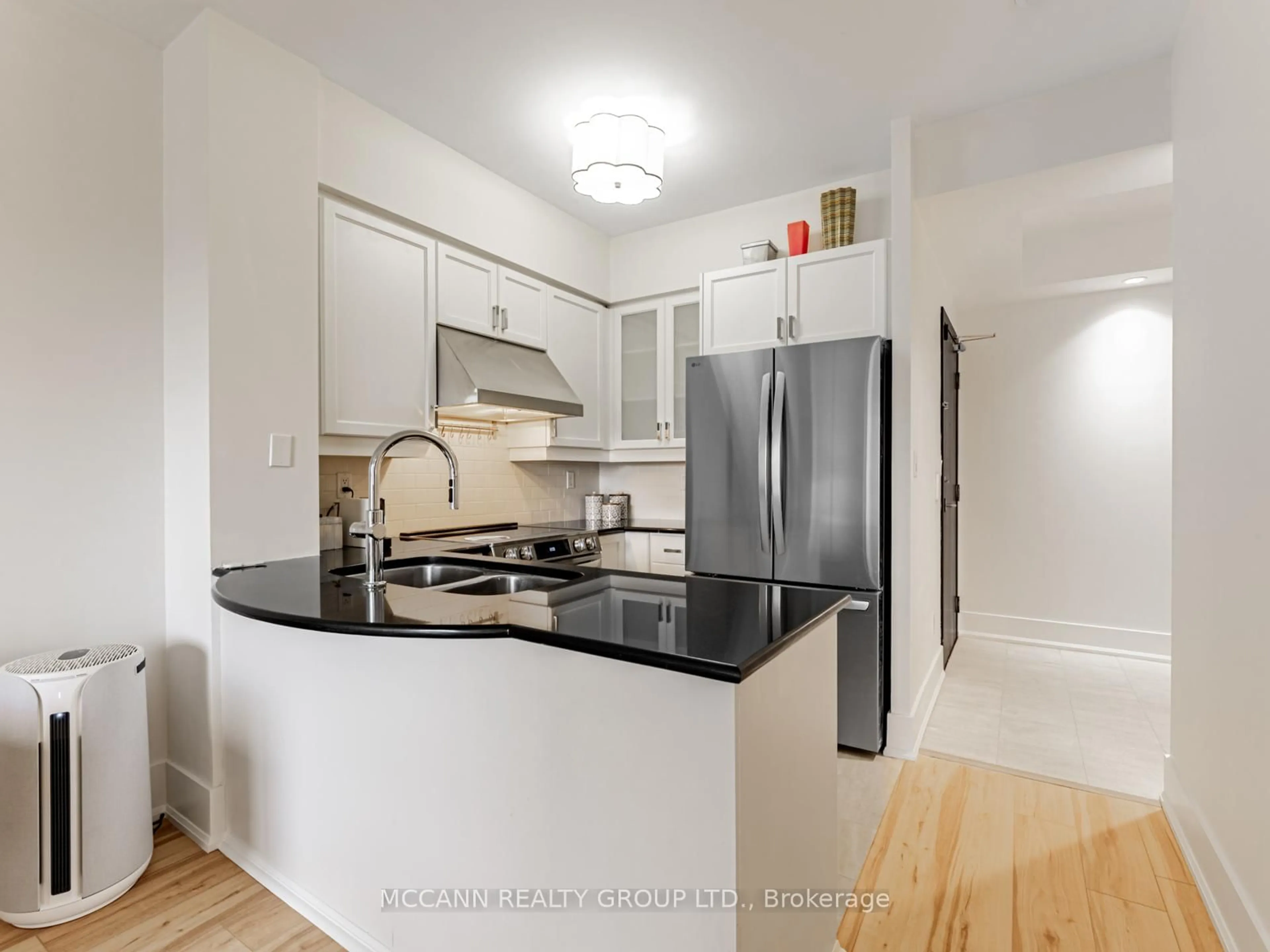 Standard kitchen, unknown for 99 Avenue Rd #607, Toronto Ontario M5R 2G5