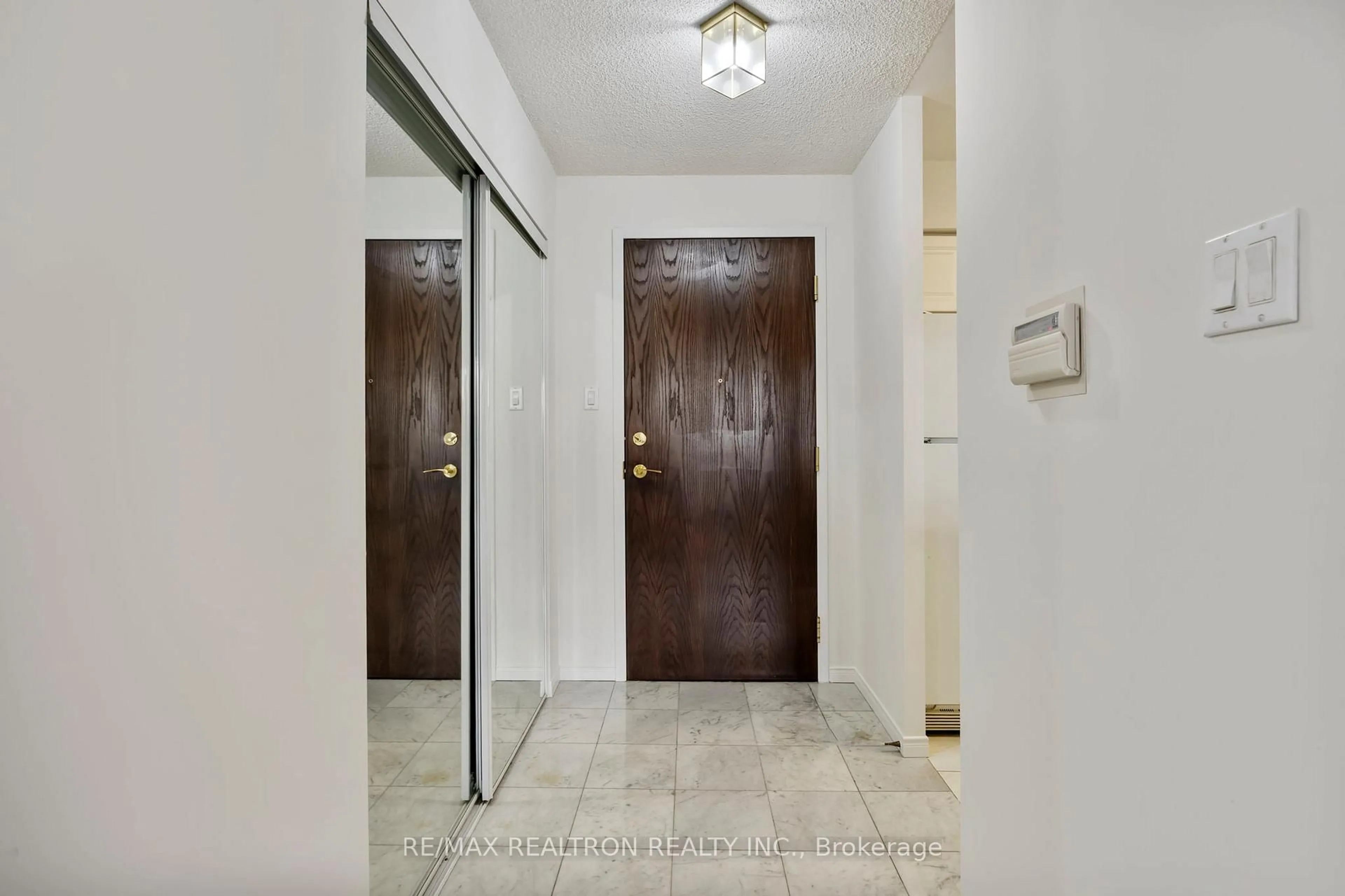 Indoor foyer for 800 Sheppard Ave #411, Toronto Ontario M3H 6B4