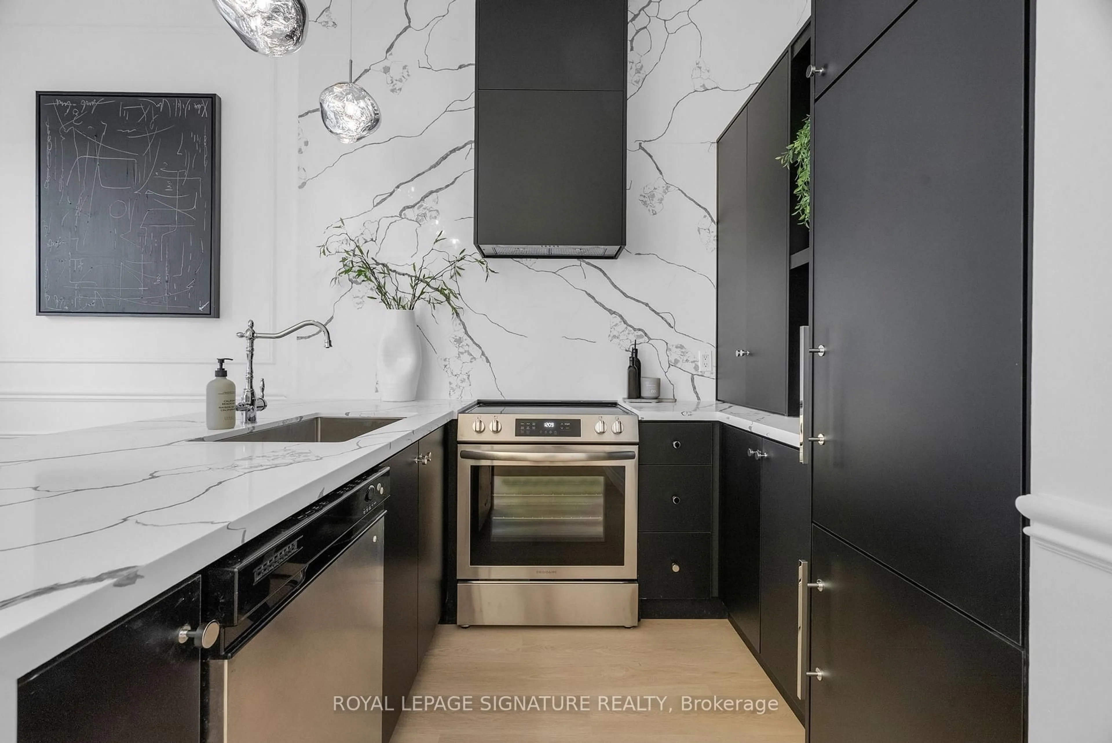 Contemporary kitchen, ceramic/tile floor for 700 King St #403, Toronto Ontario M5V 2Y6