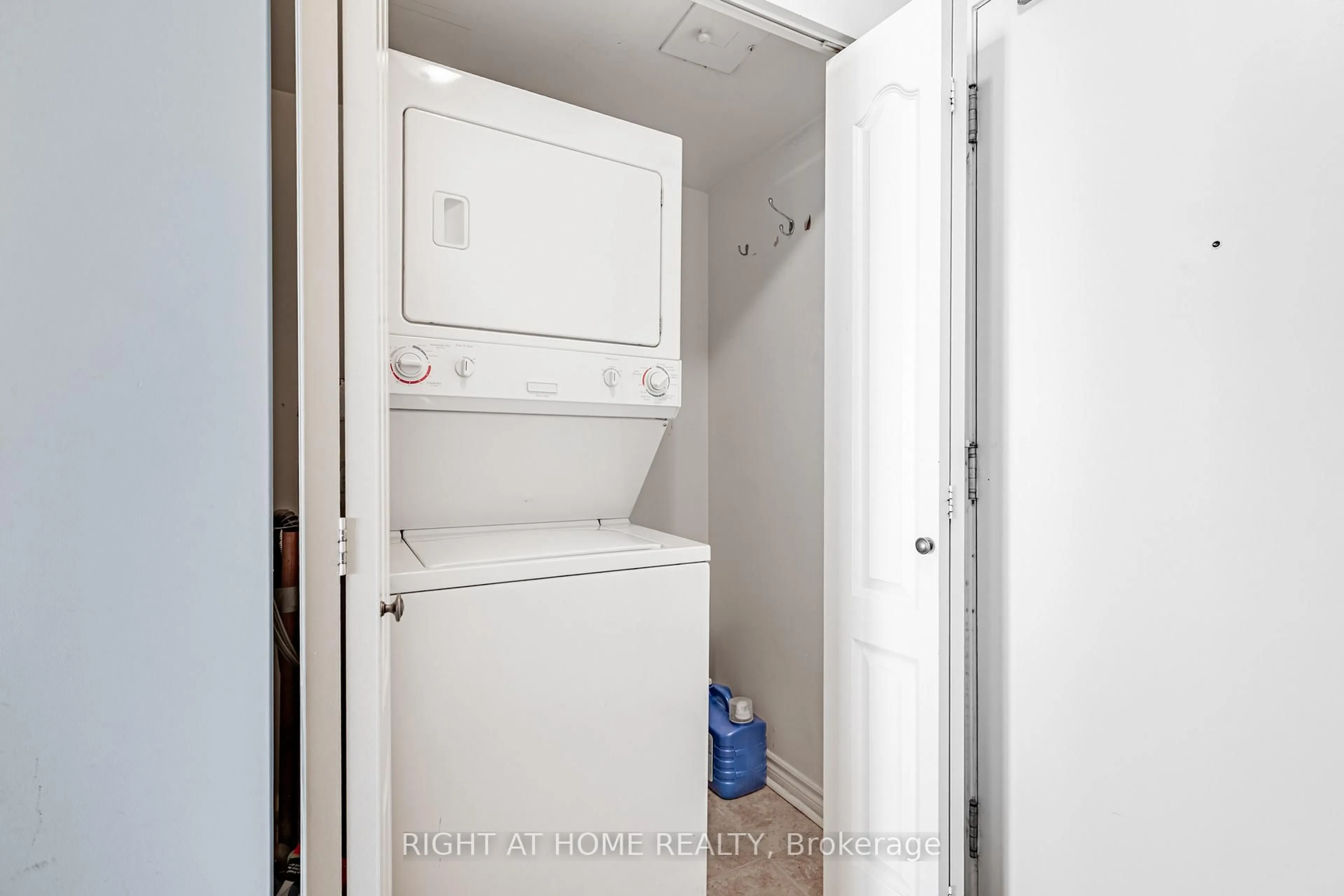 Laundry room for 17 Barberry Pl #1805, Toronto Ontario M2K 3E2