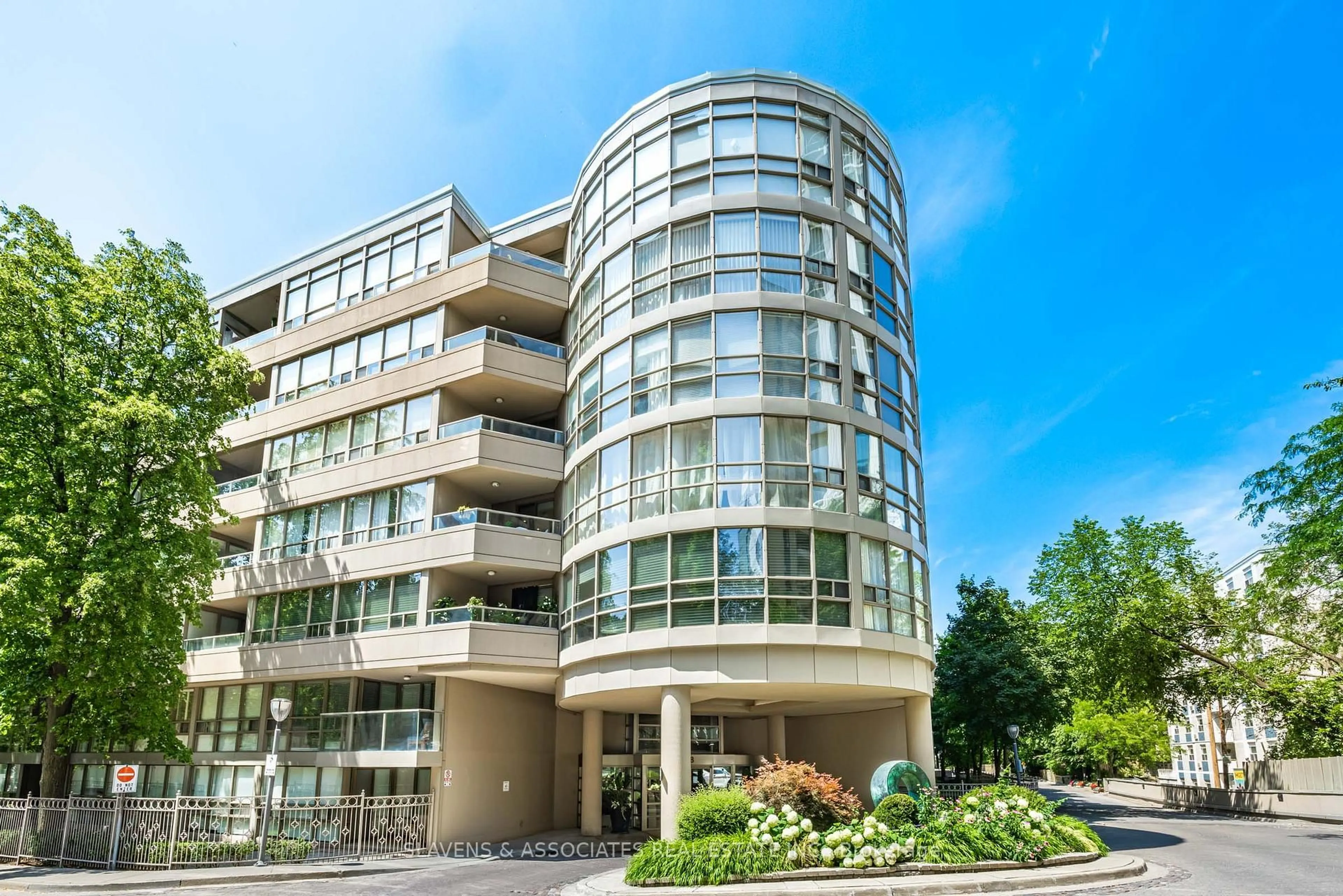 Indoor foyer for 18 Lower Village Gate #108, Toronto Ontario M5P 3M1