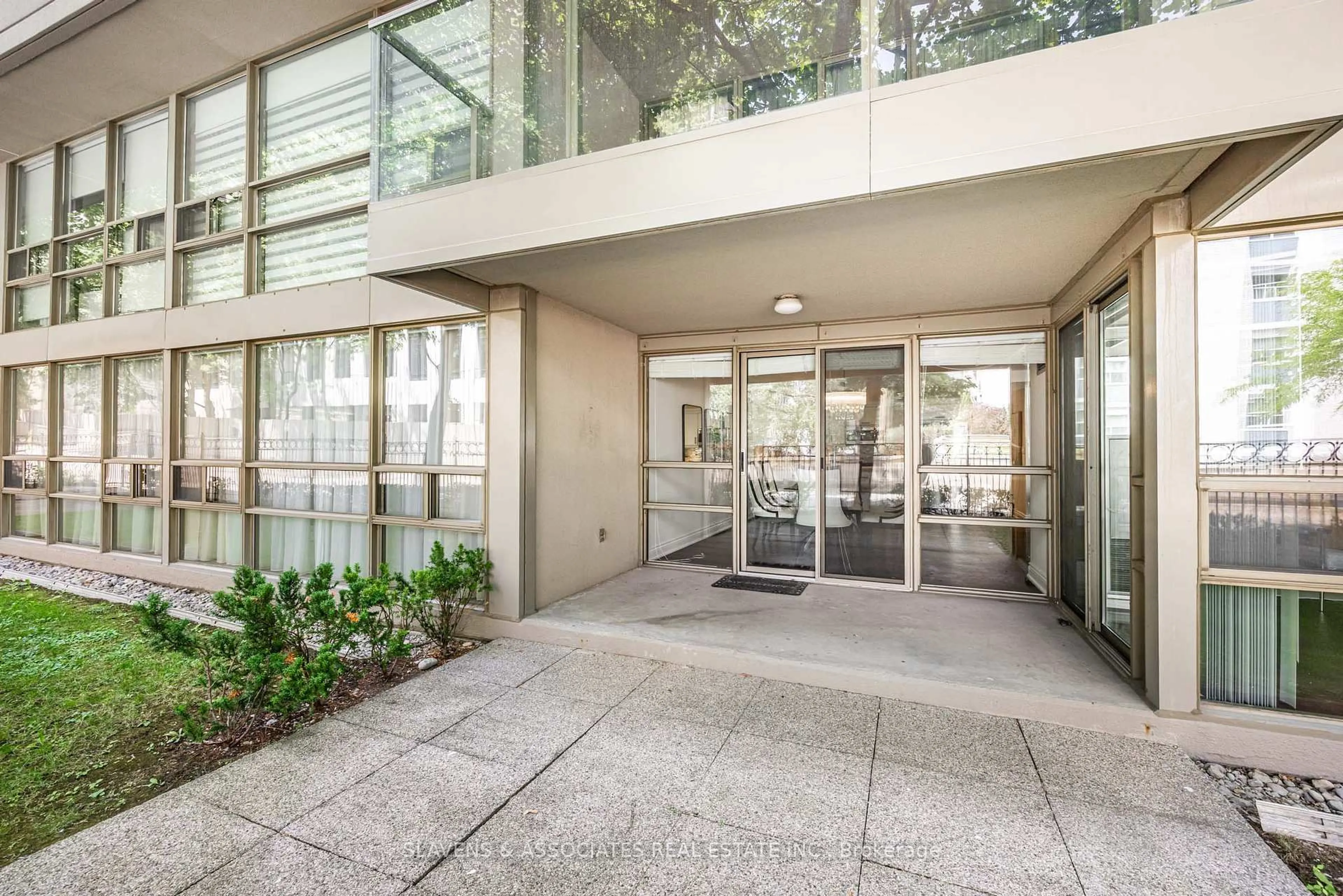 Indoor foyer for 18 Lower Village Gate #108, Toronto Ontario M5P 3M1