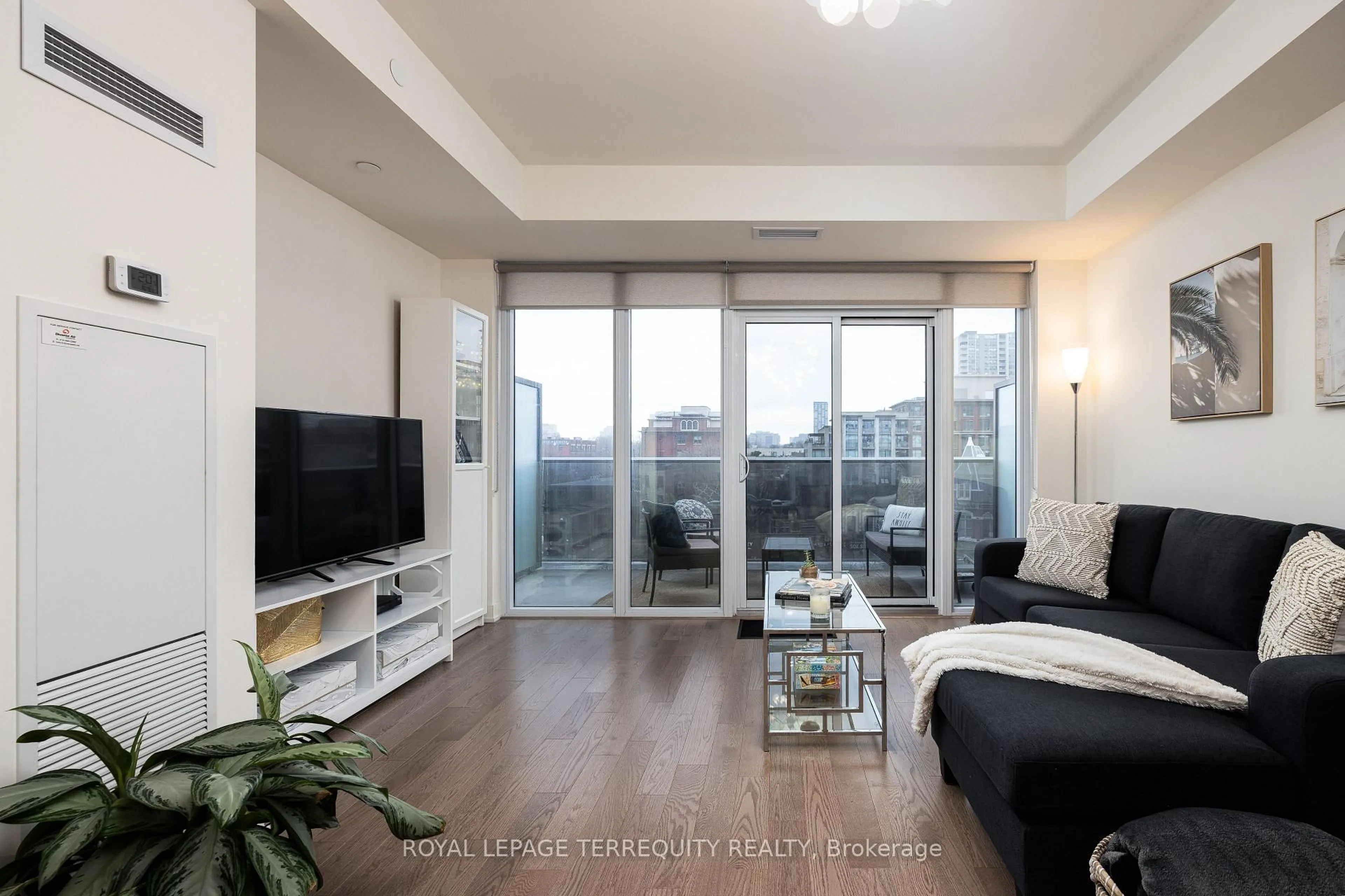 Living room with furniture, wood/laminate floor for 330 Richmond St #610, Toronto Ontario M5V 0M4