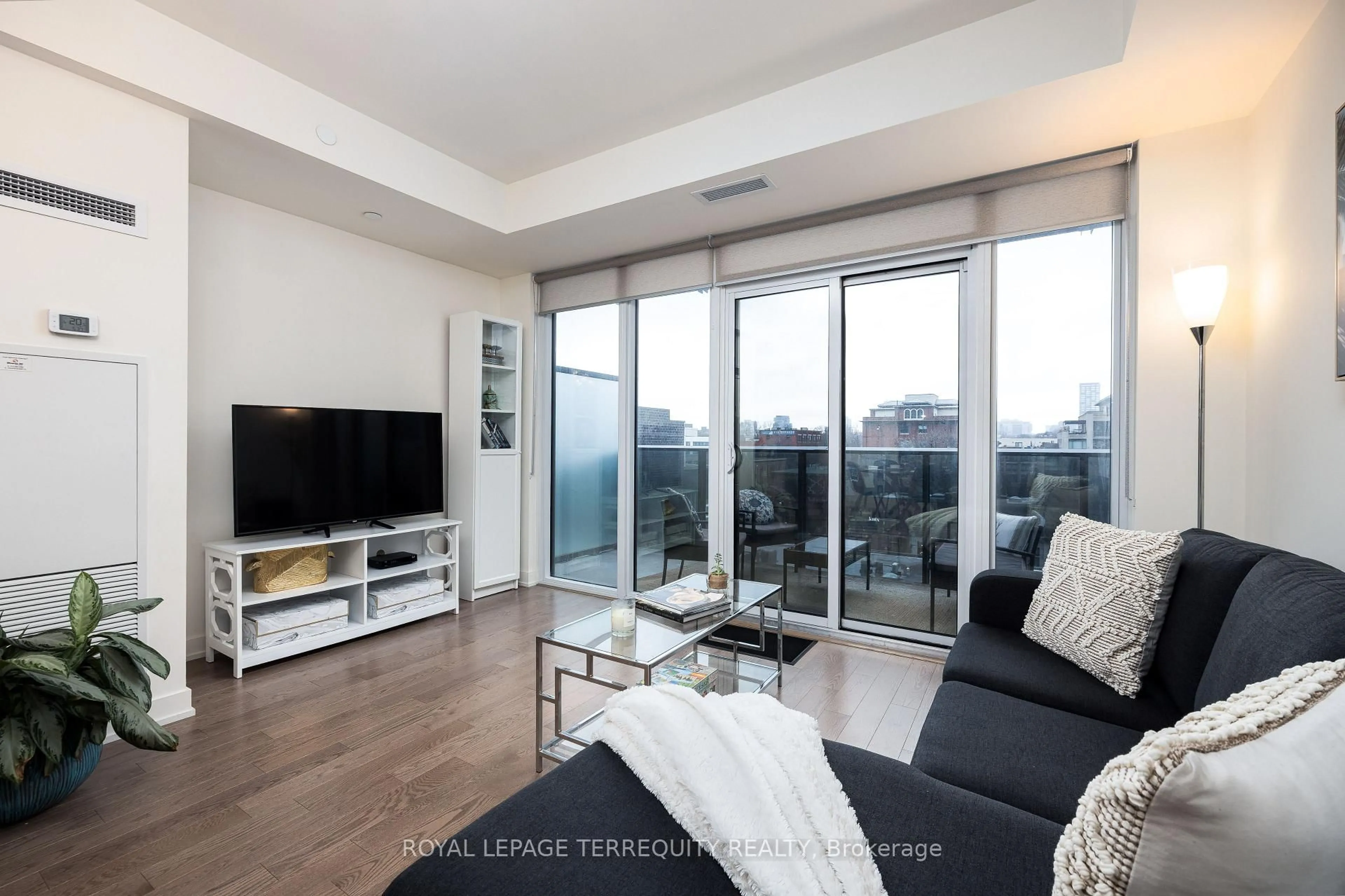 Living room with furniture, unknown for 330 Richmond St #610, Toronto Ontario M5V 0M4