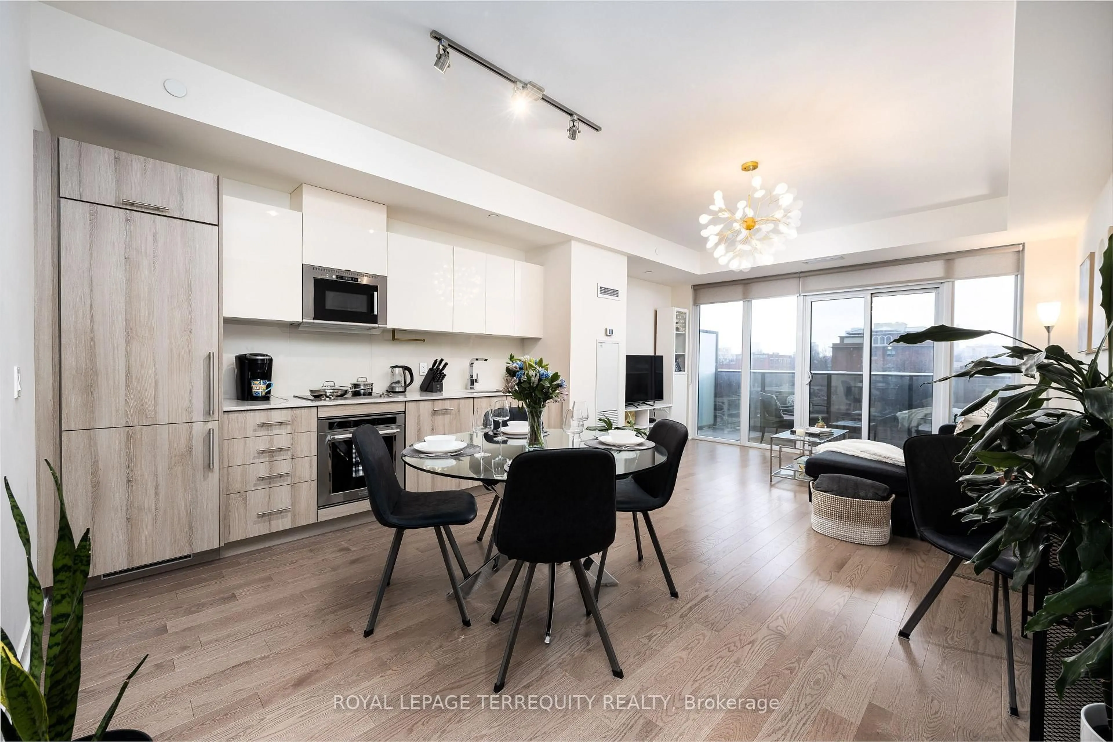 Open concept kitchen, wood/laminate floor for 330 Richmond St #610, Toronto Ontario M5V 0M4