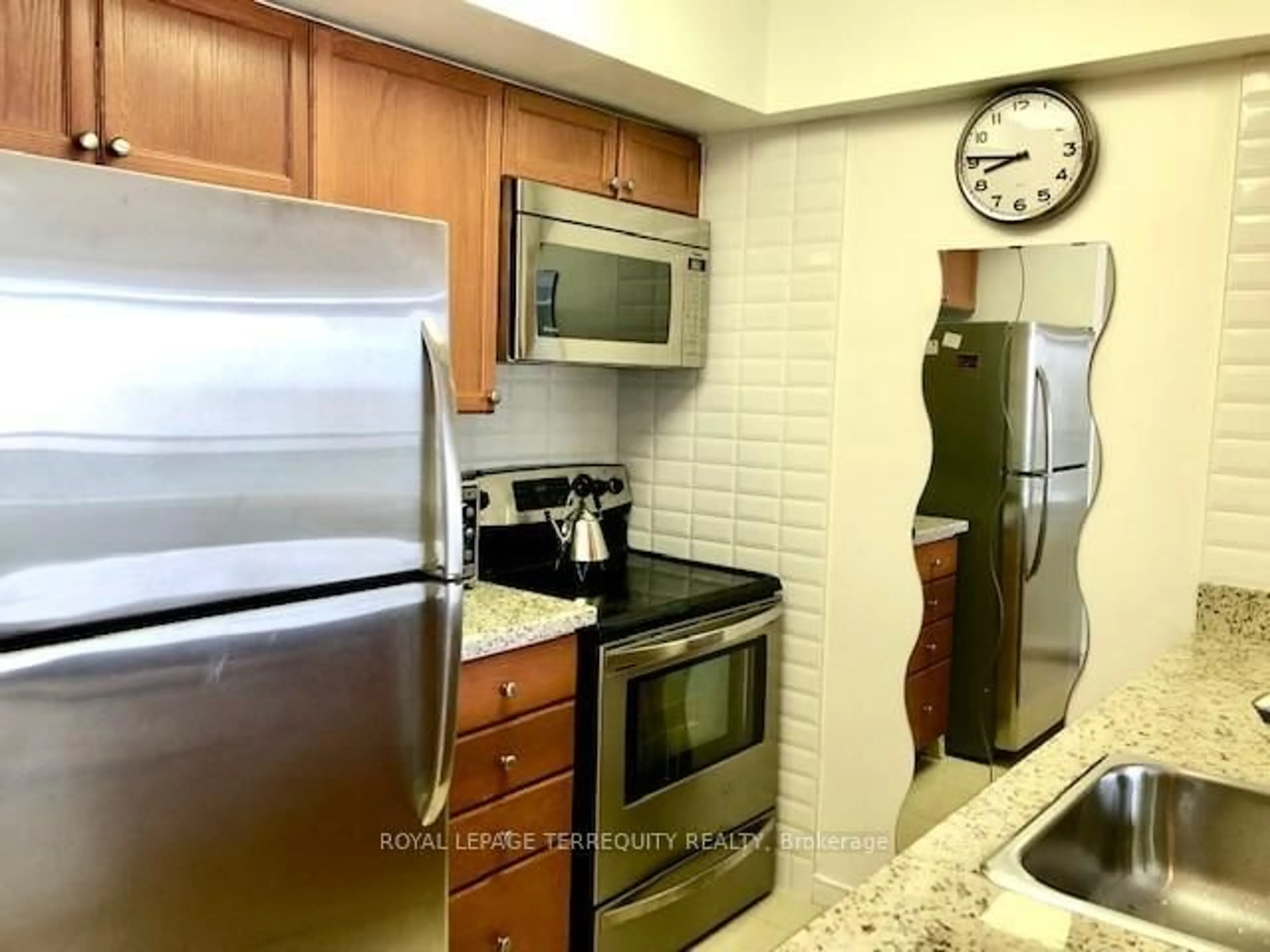 Standard kitchen, ceramic/tile floor for 155 Beecroft Rd #810, Toronto Ontario M2N 7C6