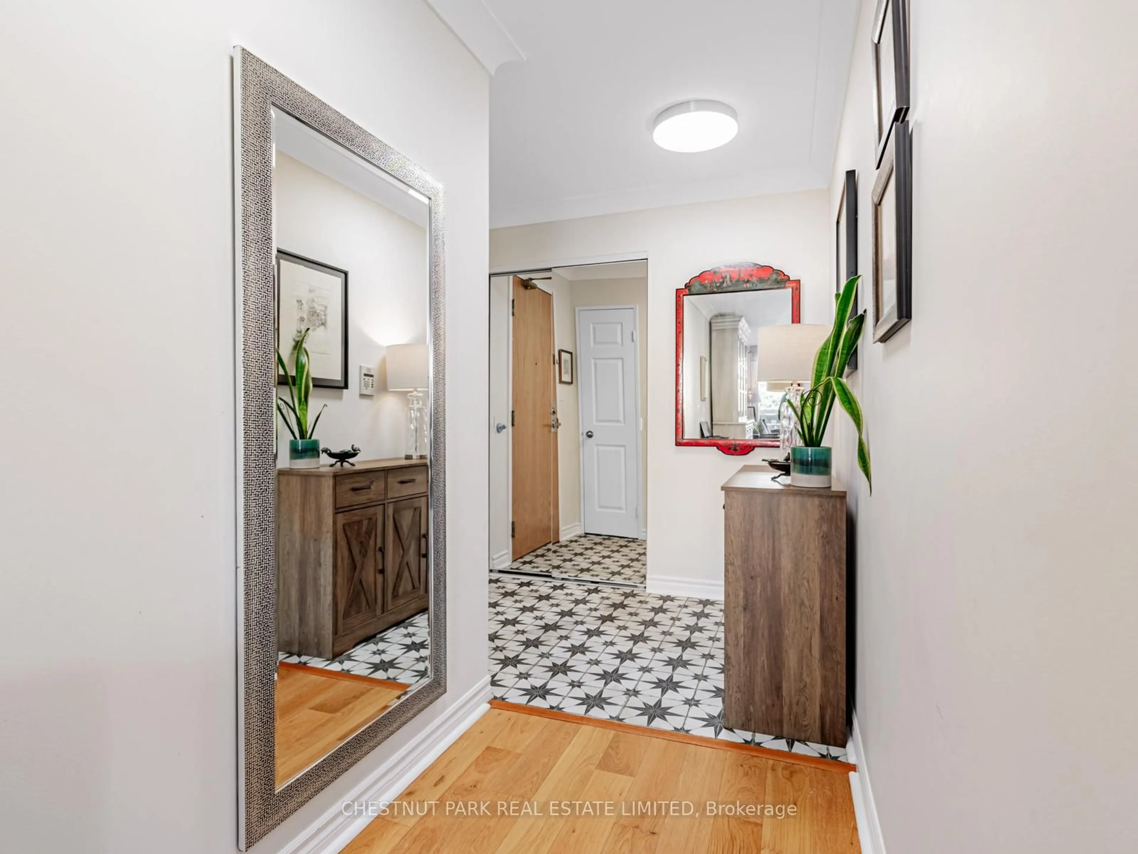 Indoor entryway for 253 Merton St #505, Toronto Ontario M4S 1A7