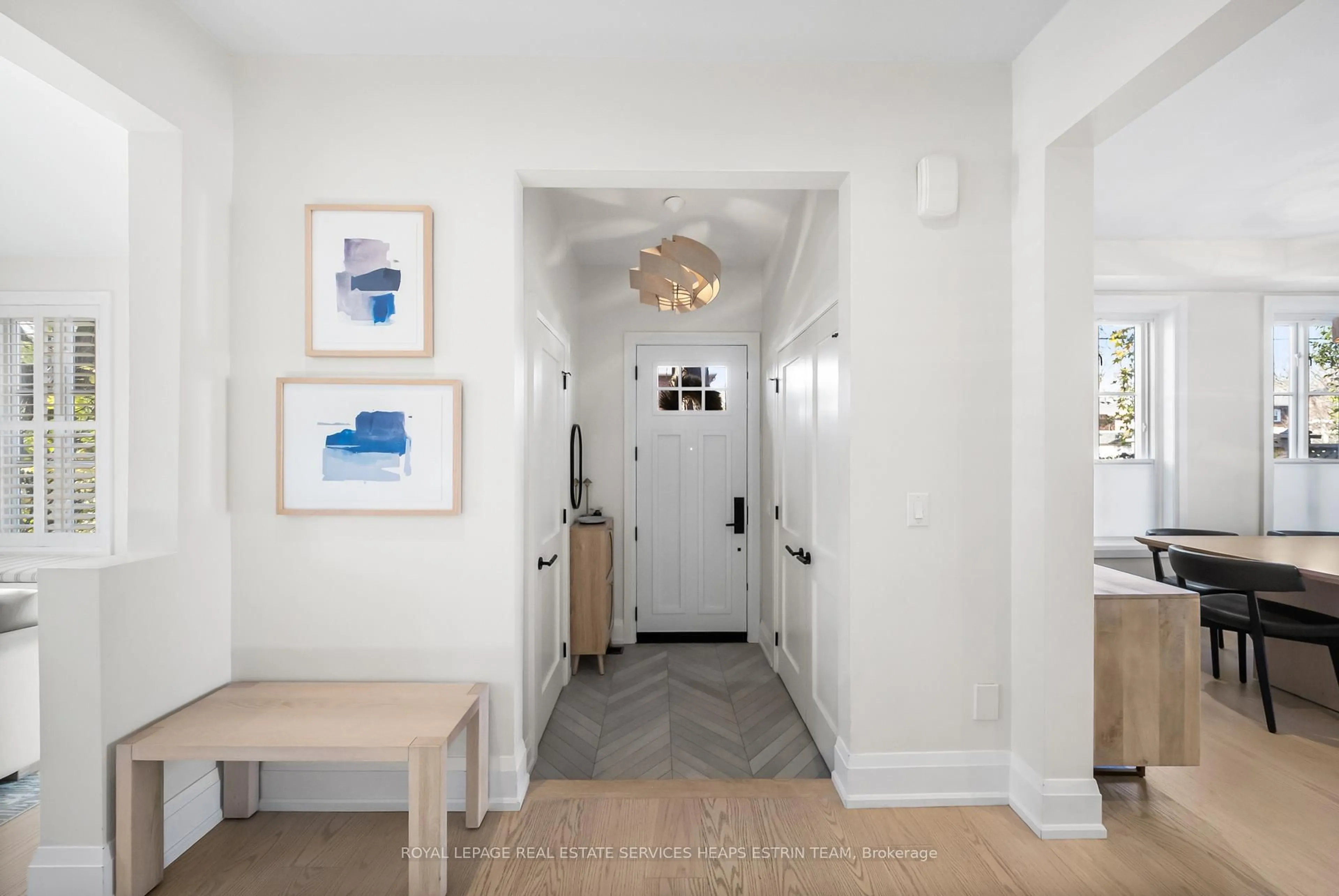 Indoor entryway for 160 Parkhurst Blvd, Toronto Ontario M4G 2G1