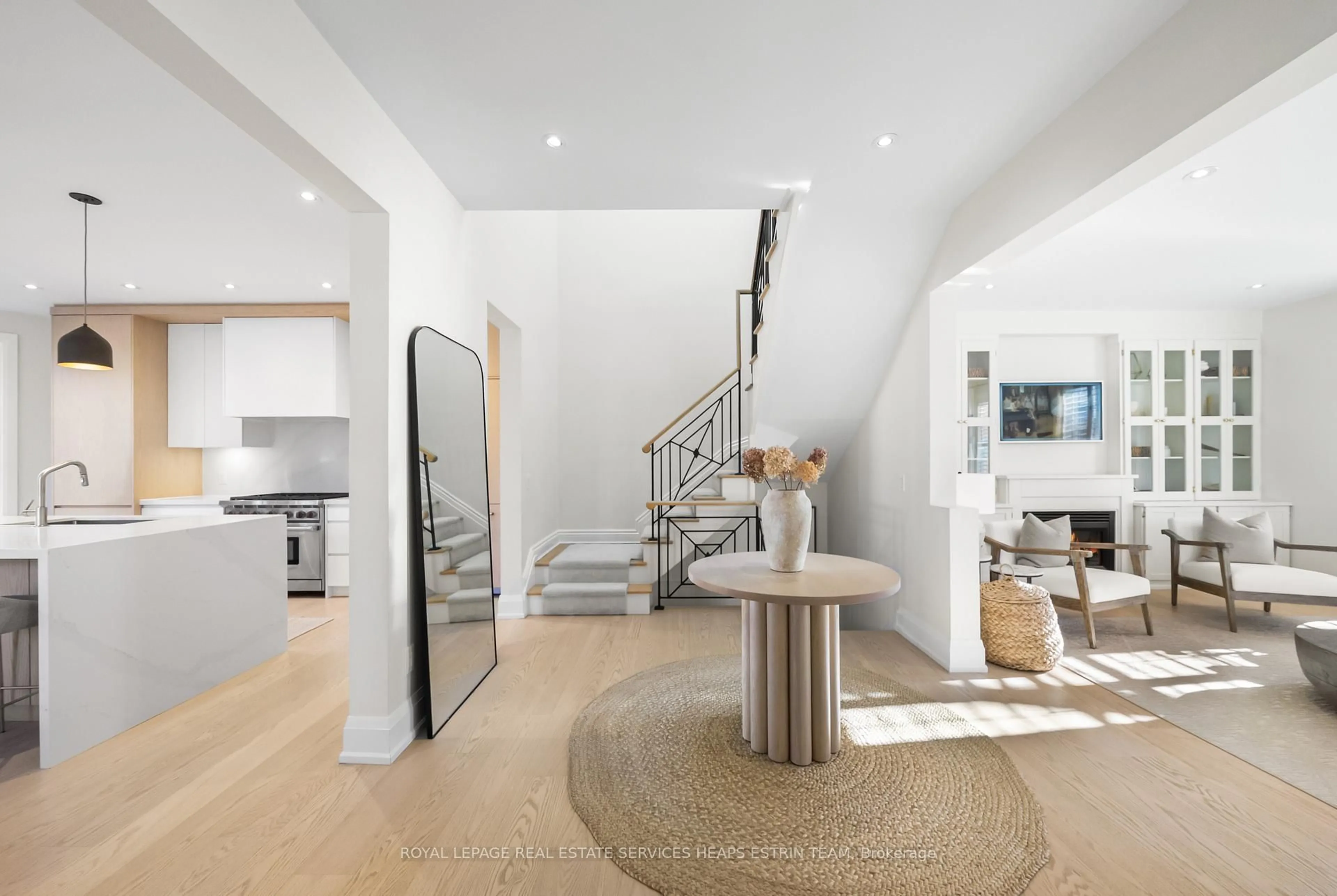 Unknown for 160 Parkhurst Blvd, Toronto Ontario M4G 2G1