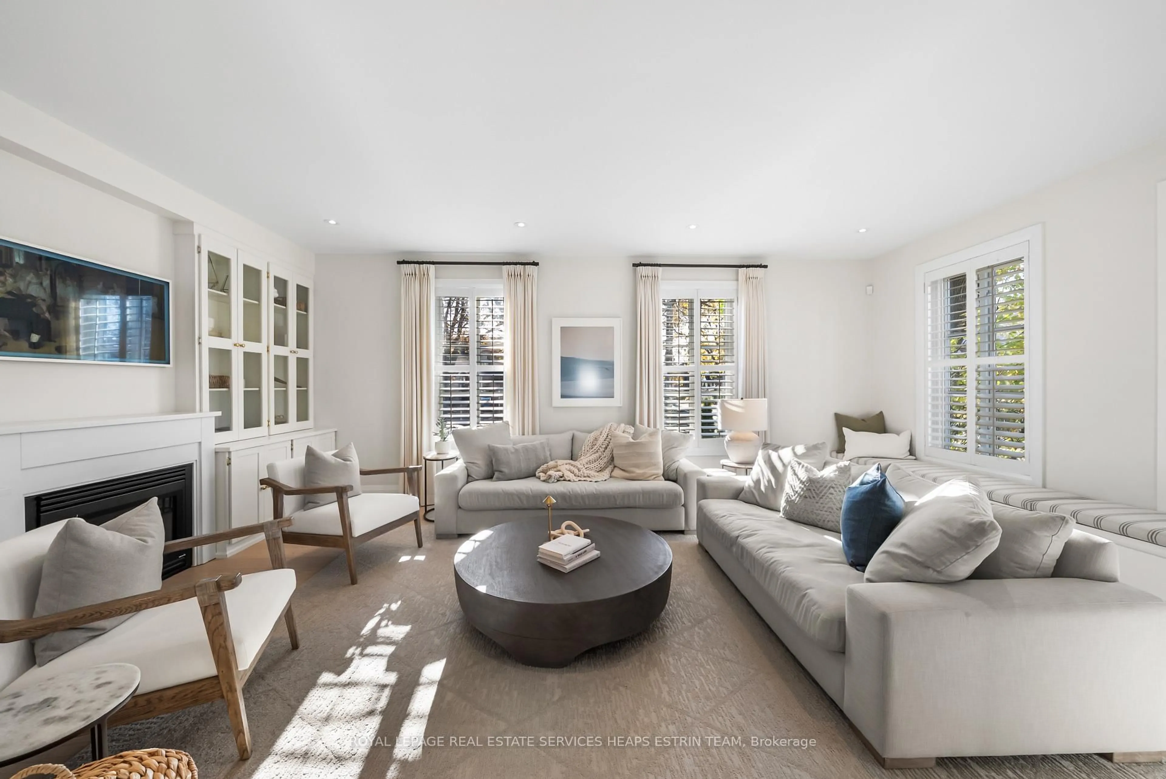 Living room with furniture, unknown for 160 Parkhurst Blvd, Toronto Ontario M4G 2G1