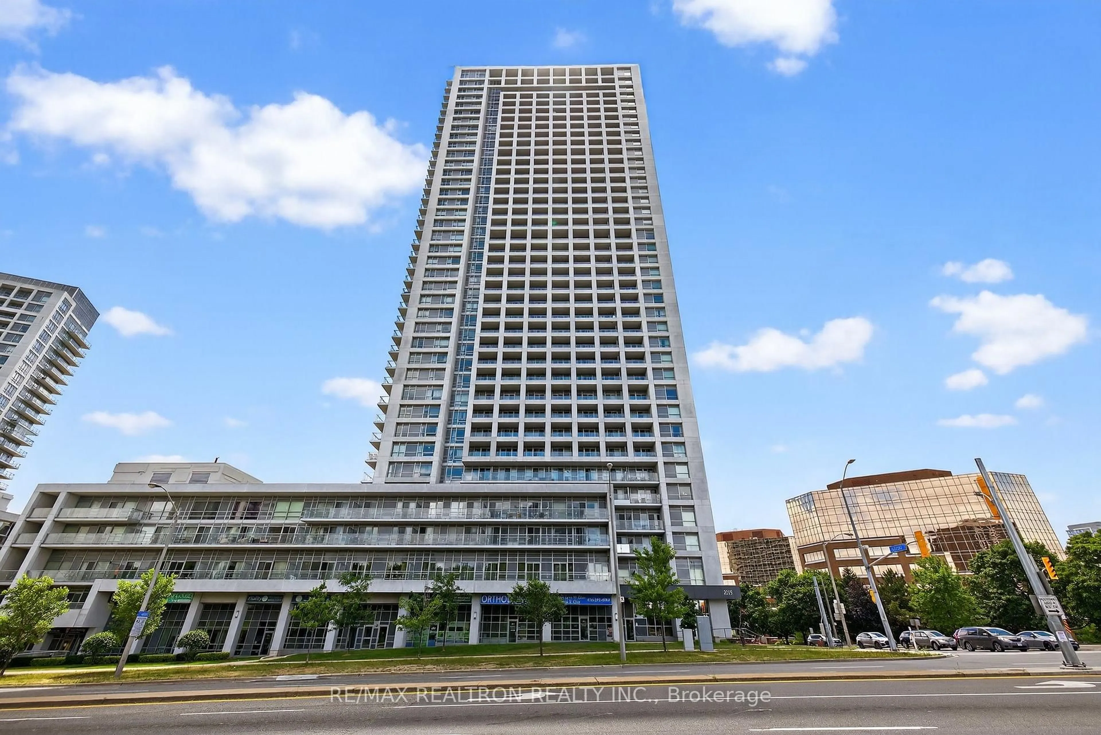 Indoor foyer for 2015 Sheppard Ave #301, Toronto Ontario M2J 0B3