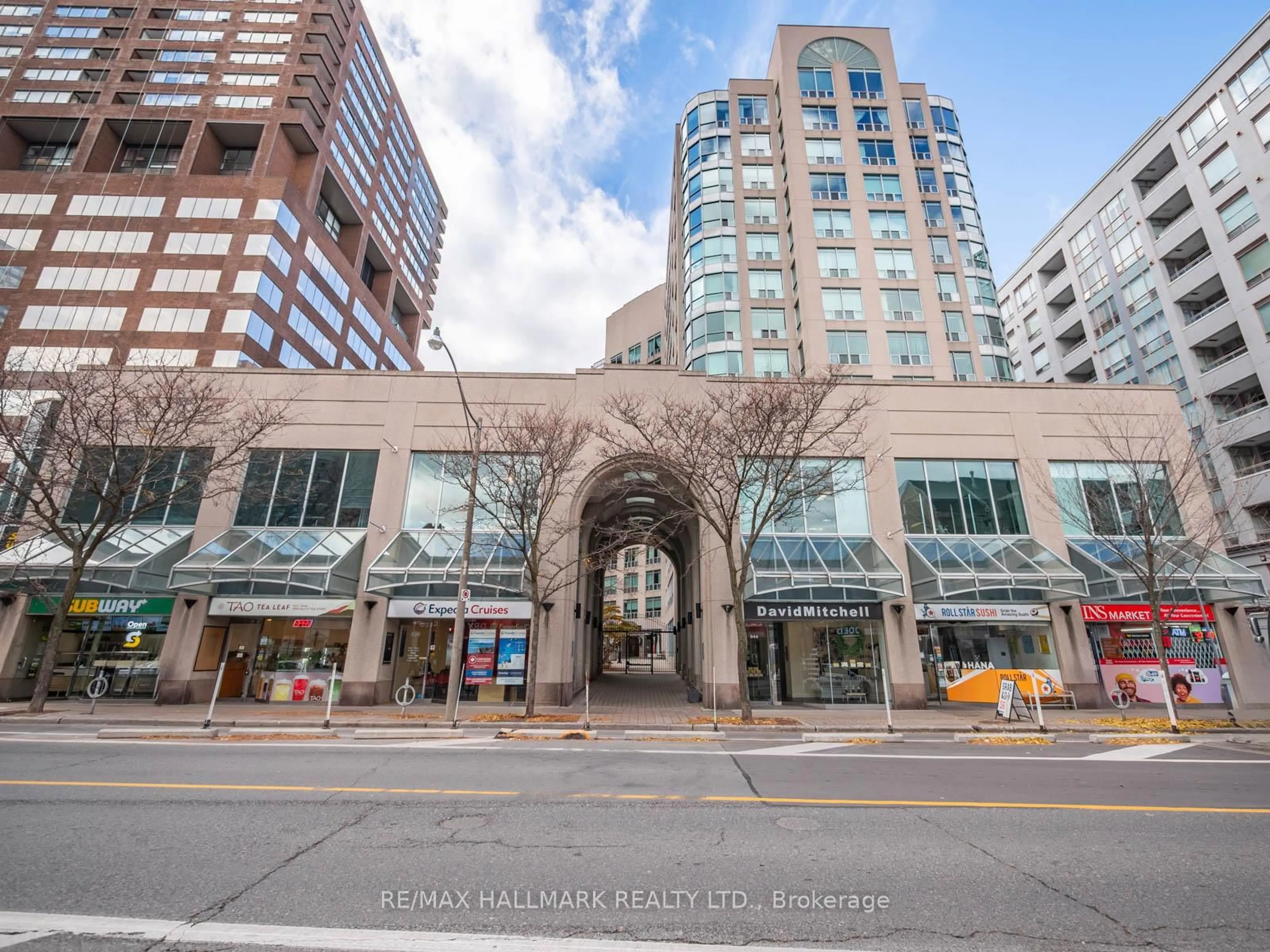Indoor foyer for 942 Yonge St #809, Toronto Ontario M4W 3S8
