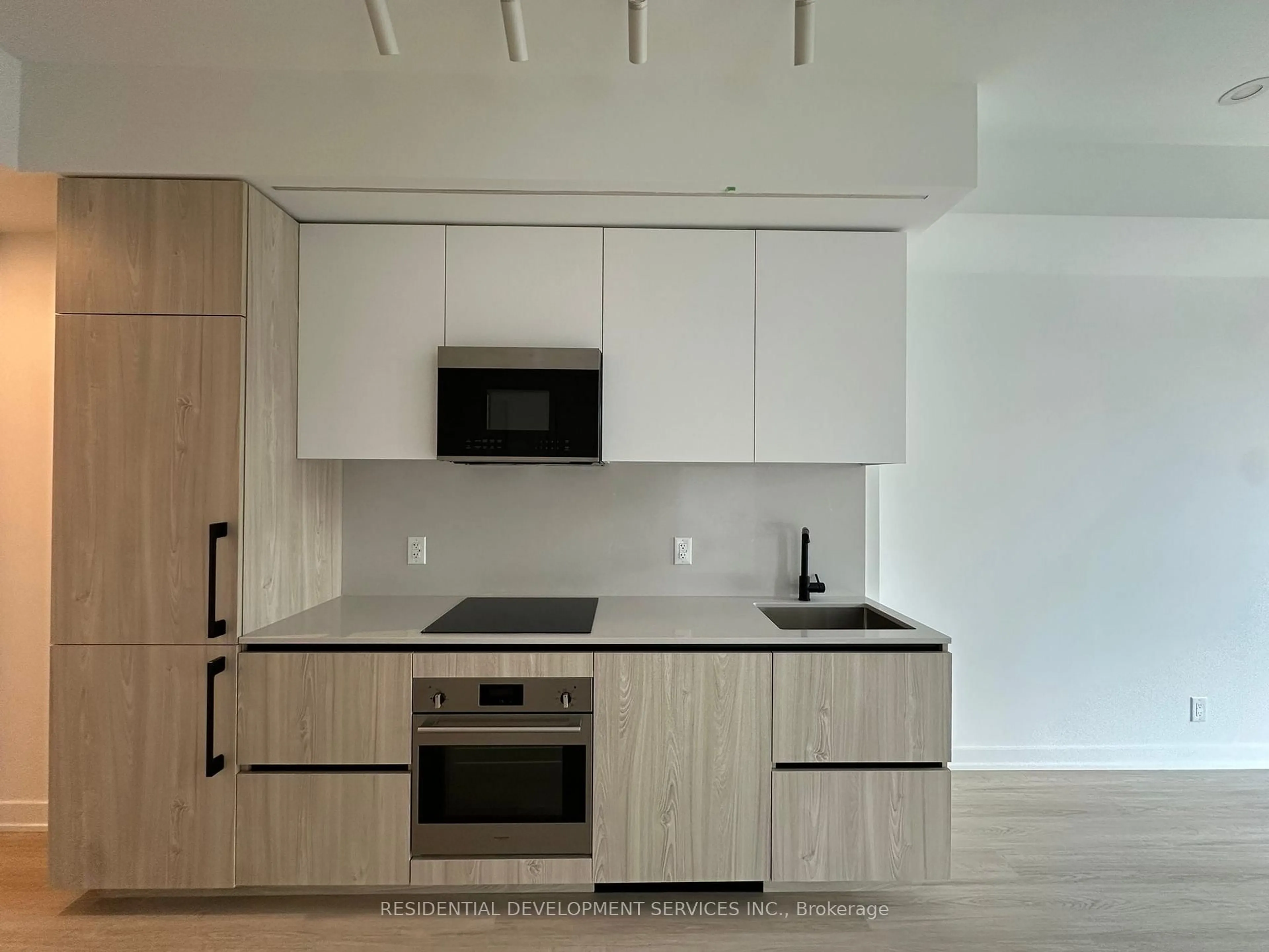 Standard kitchen, wood/laminate floor for 699 Sheppard Ave #306, Toronto Ontario M2K 0J5