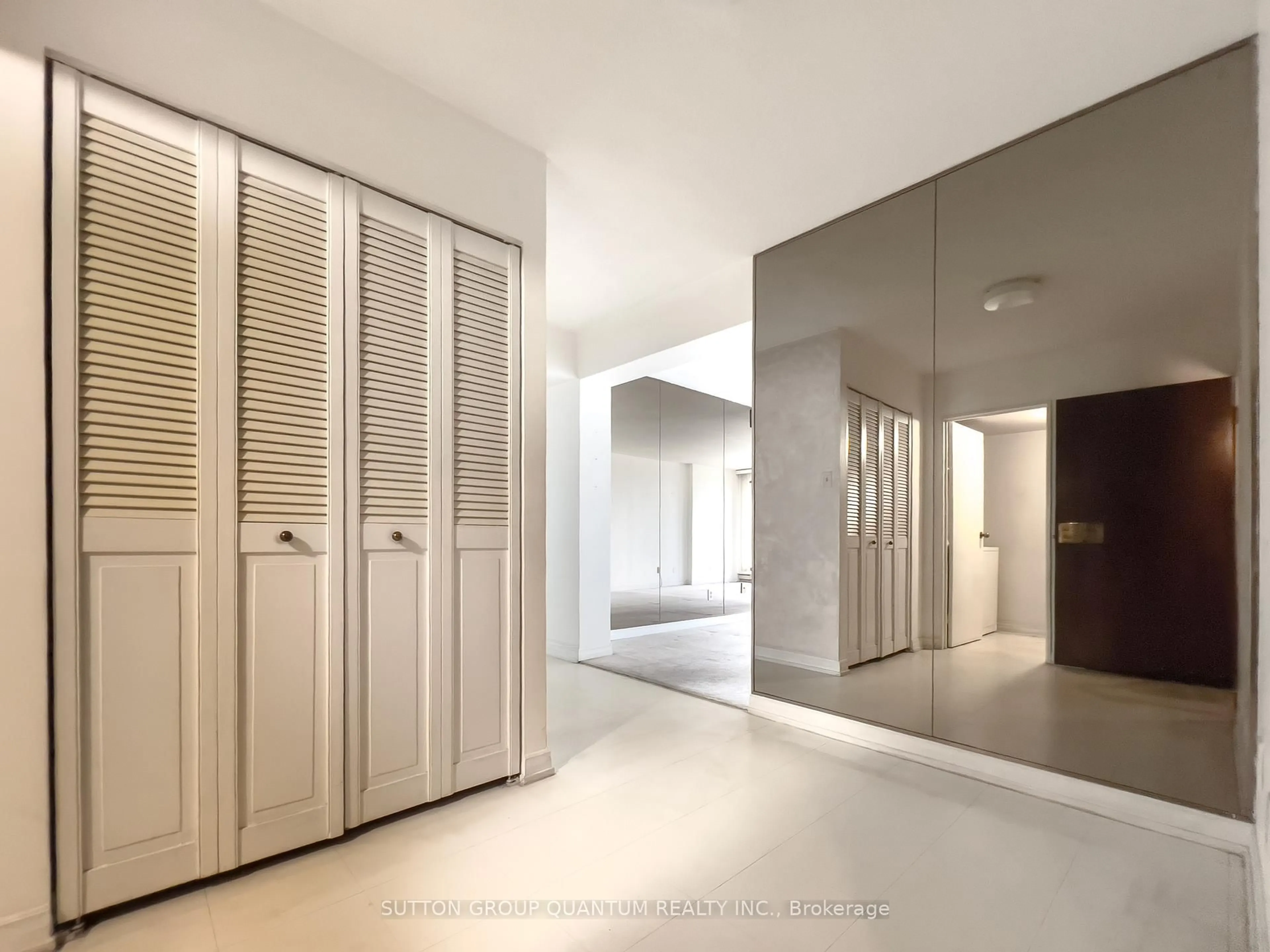 Indoor foyer for 55 Harbour Sq #1617, Toronto Ontario M5J 2L1