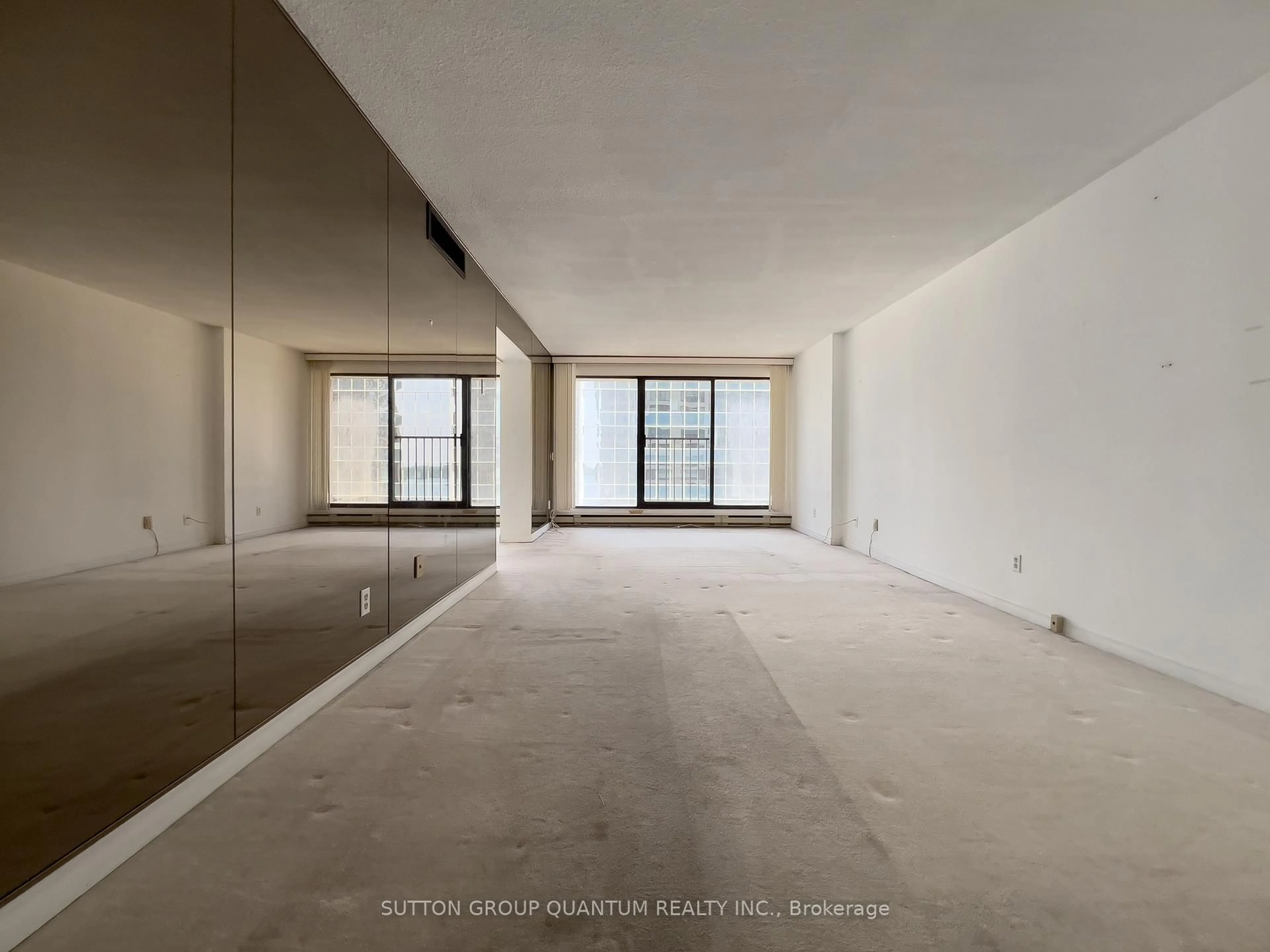 A pic of a room for 55 Harbour Sq #1617, Toronto Ontario M5J 2L1