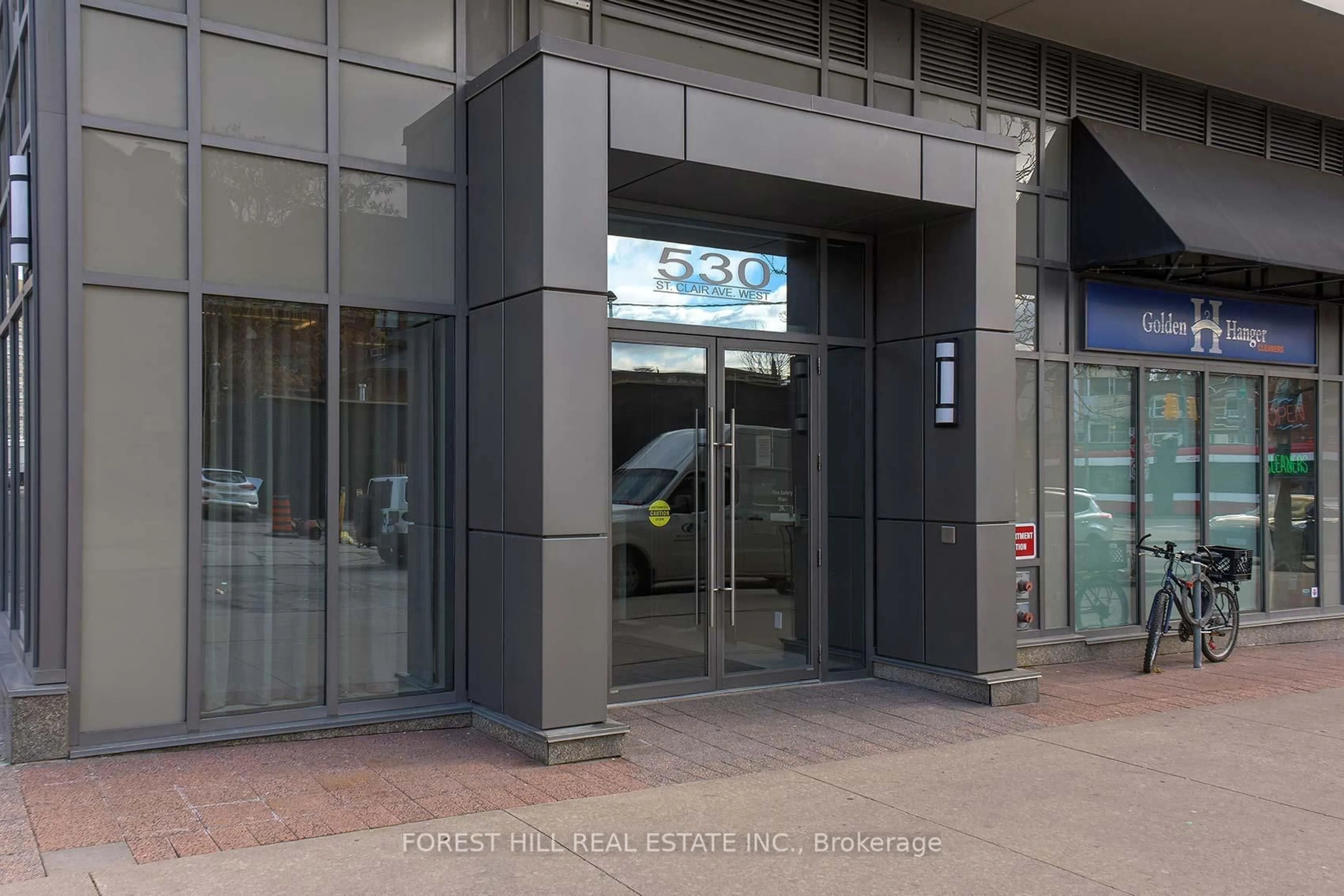 Indoor foyer for 530 St Clair Ave #1505, Toronto Ontario M6C 0A2