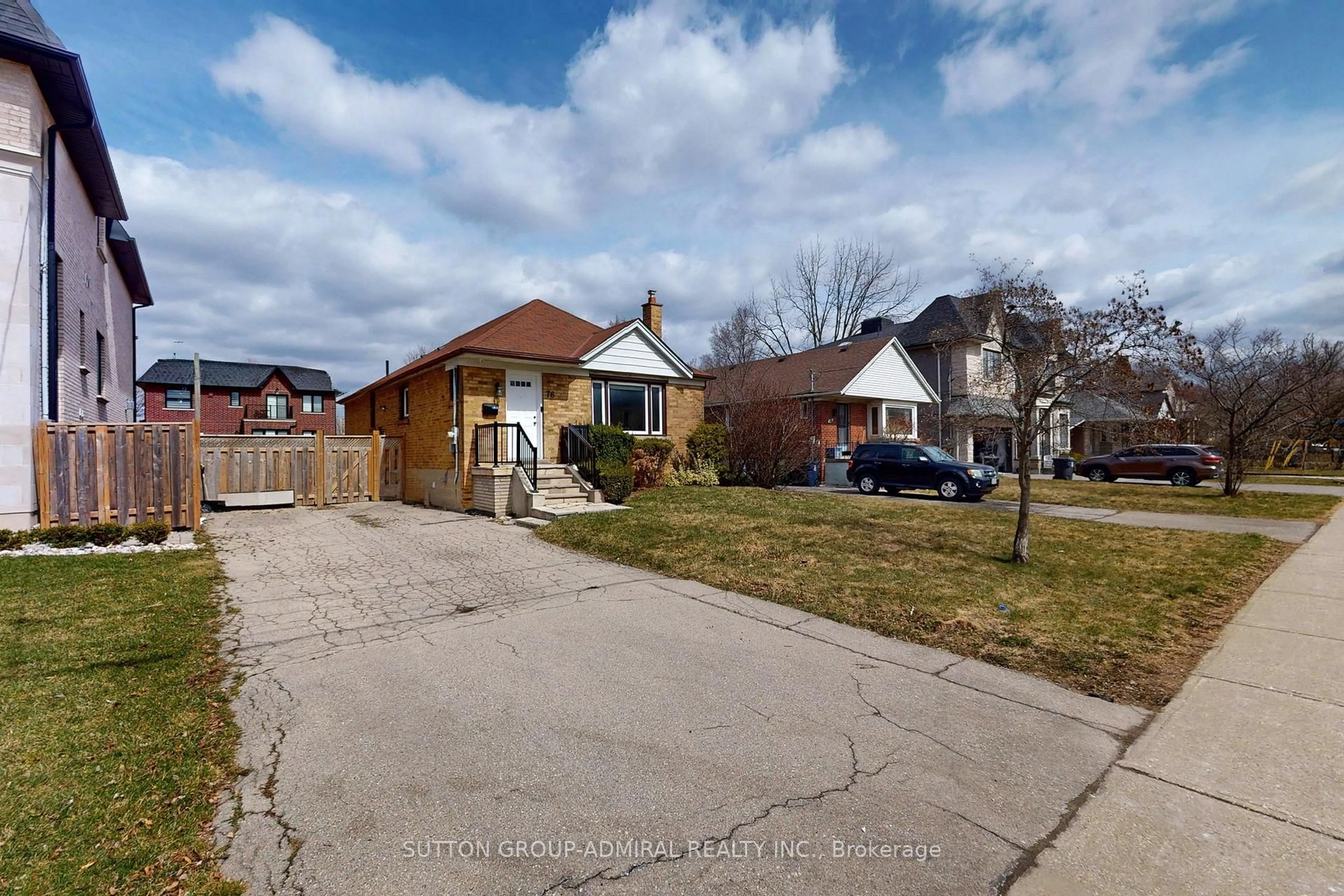 A pic from outside/outdoor area/front of a property/back of a property/a pic from drone, street for 76 Ridgevale Dr, Toronto Ontario M6A 1L1