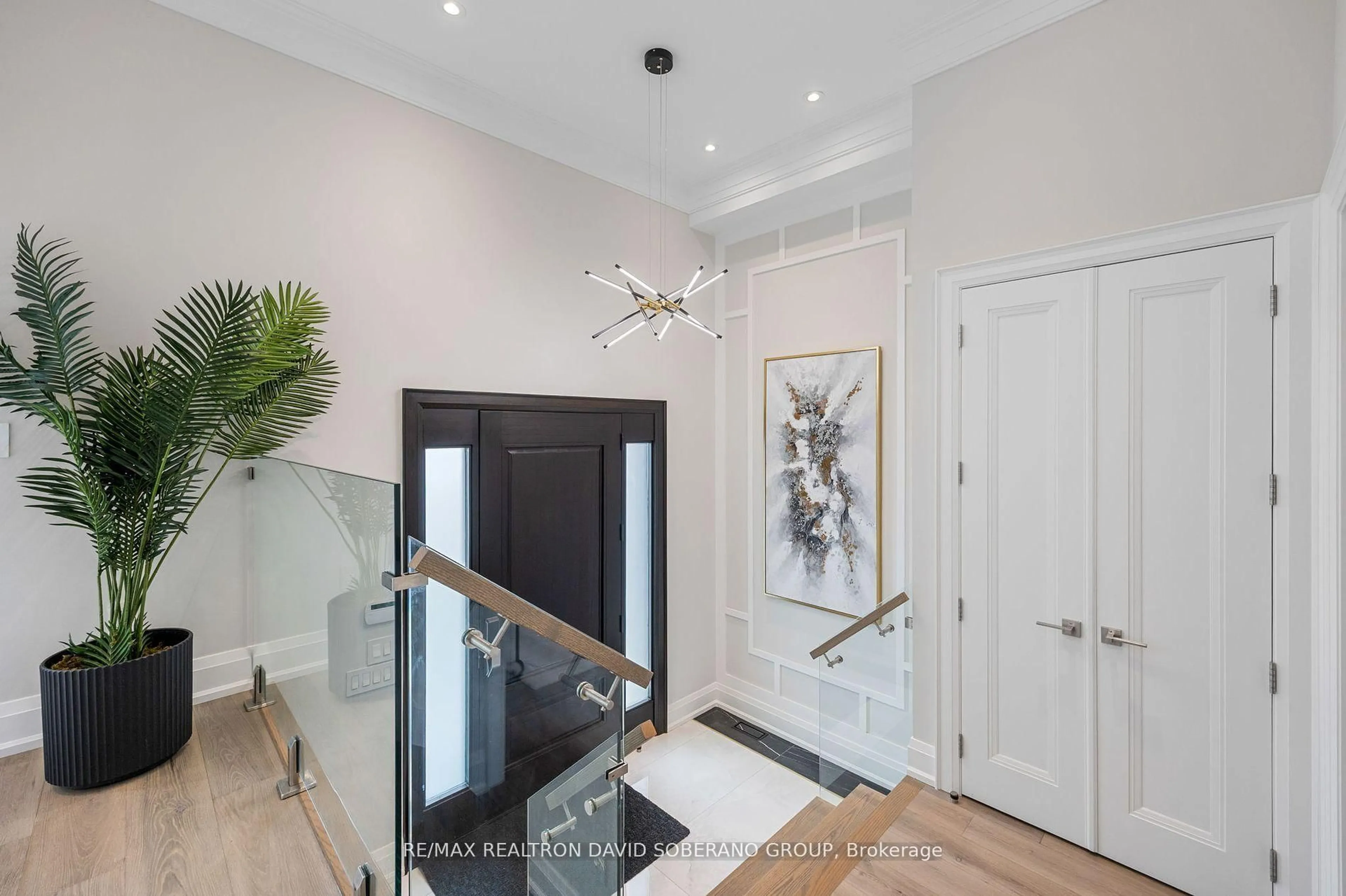Indoor entryway for 106 Allingham Gdns, Toronto Ontario M3H 1Y2