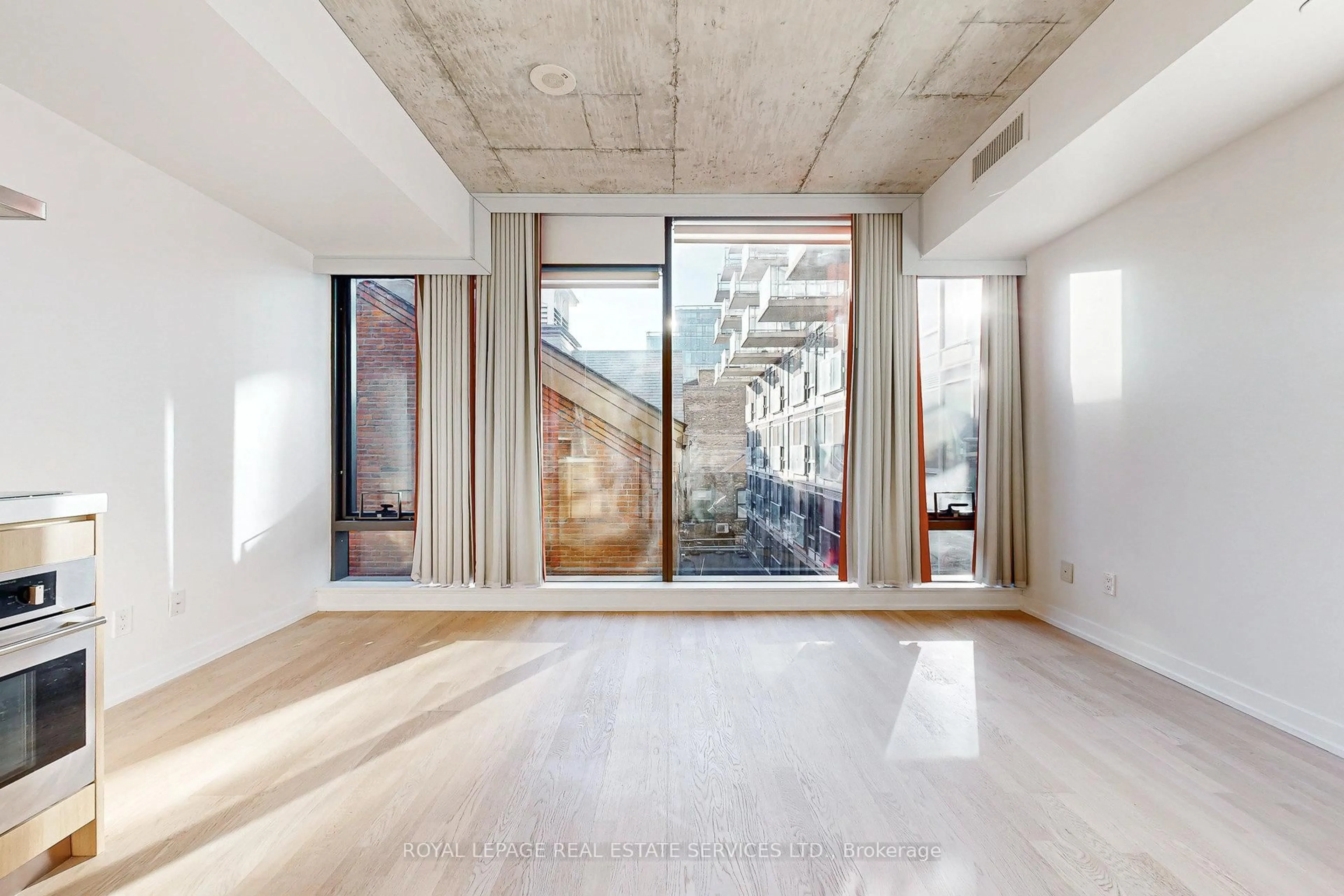 Indoor foyer for 560 King St #417, Toronto Ontario M5V 1M3