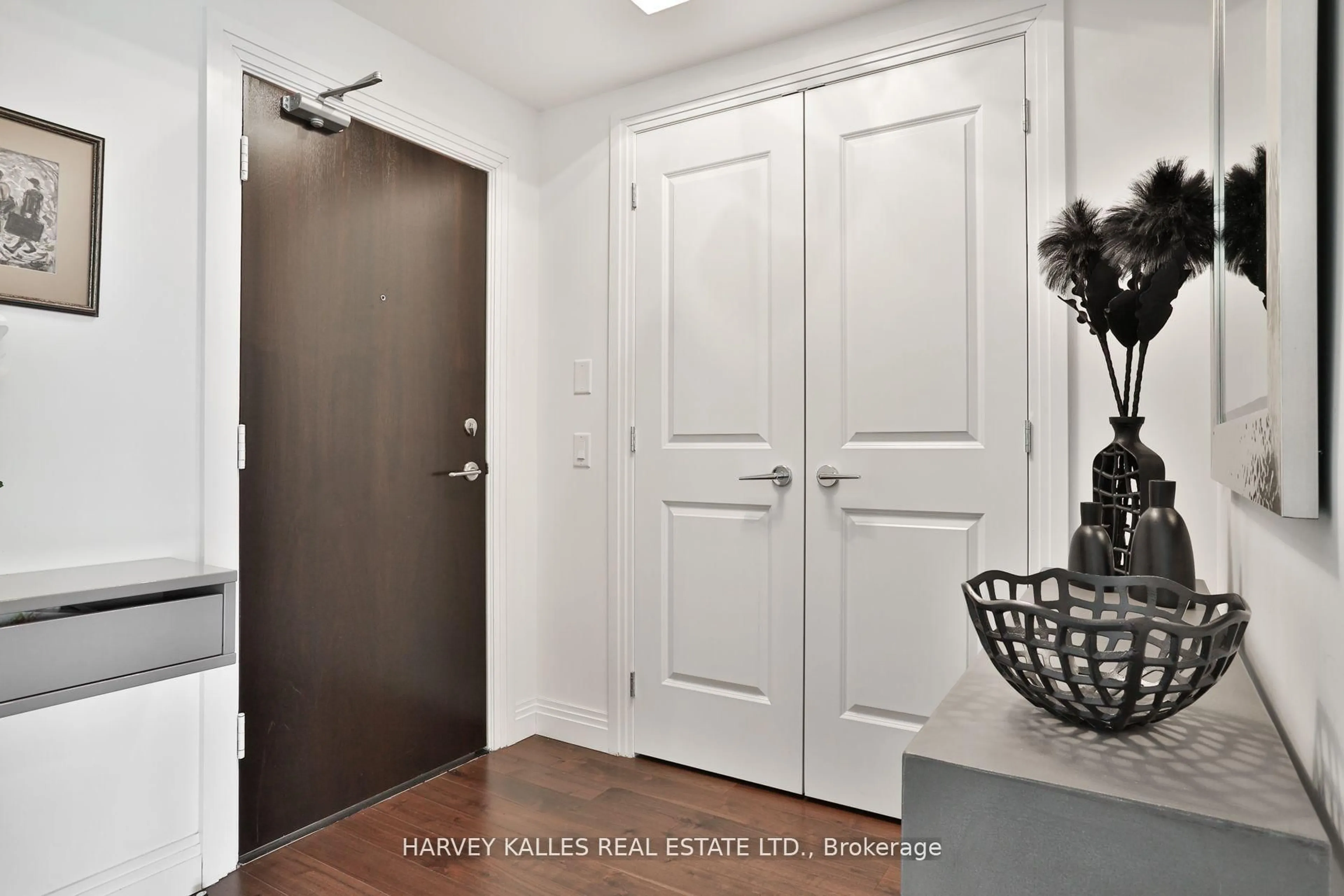 Indoor entryway for 1 Benvenuto Pl #306, Toronto Ontario M4V 2L1