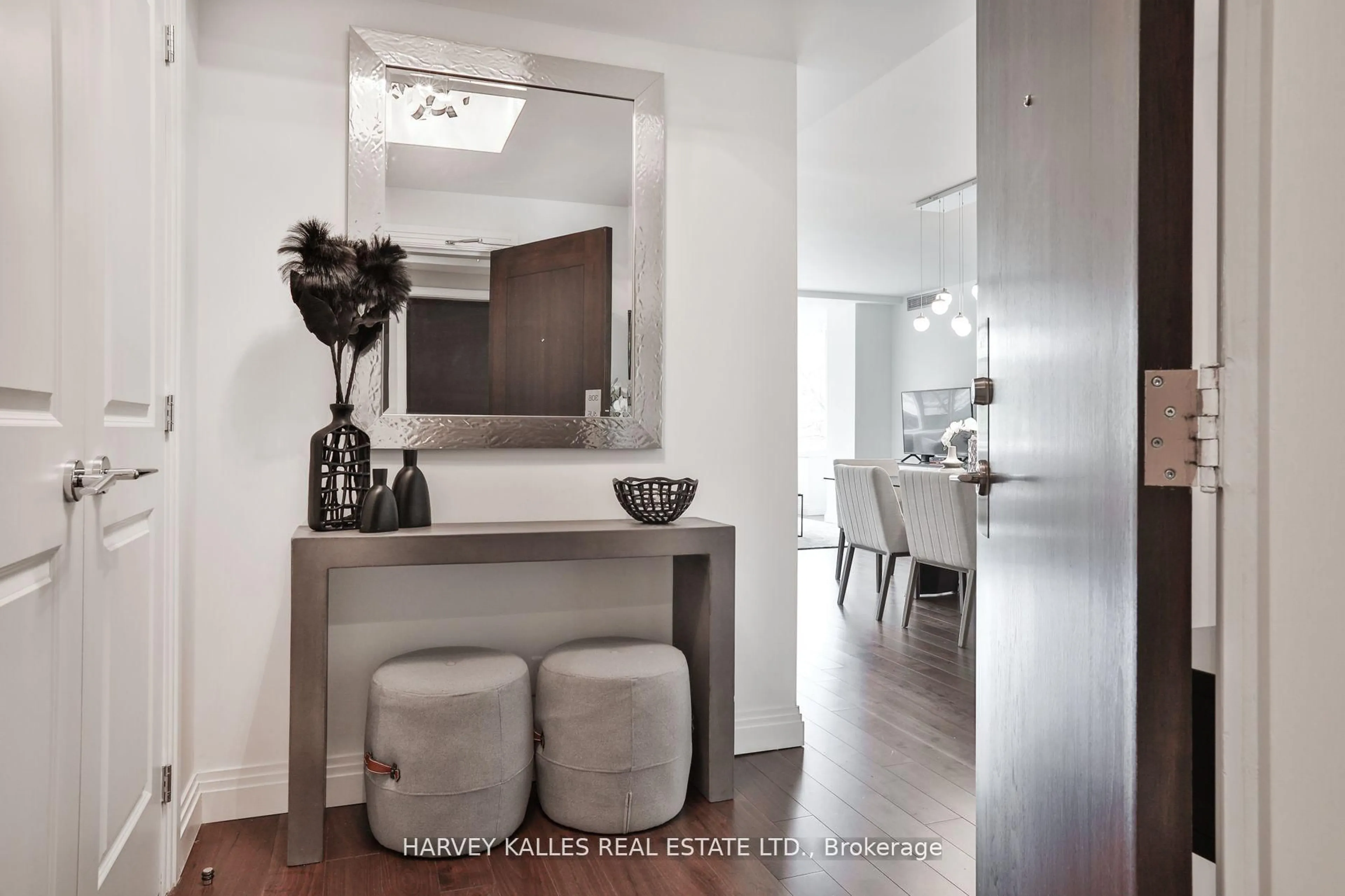 Indoor entryway for 1 Benvenuto Pl #306, Toronto Ontario M4V 2L1