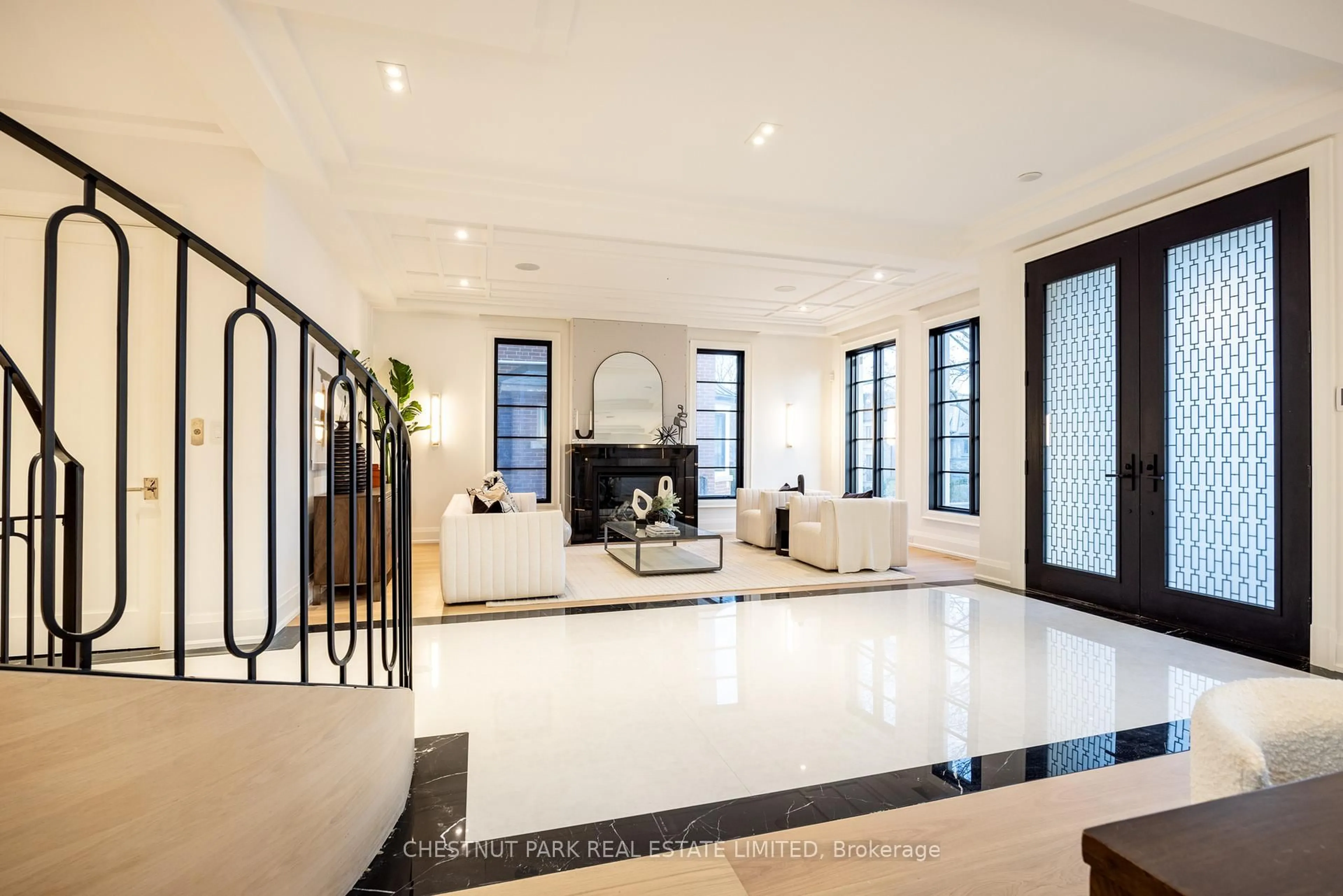 Indoor foyer for 36 Ava Rd, Toronto Ontario M5P 1Y4