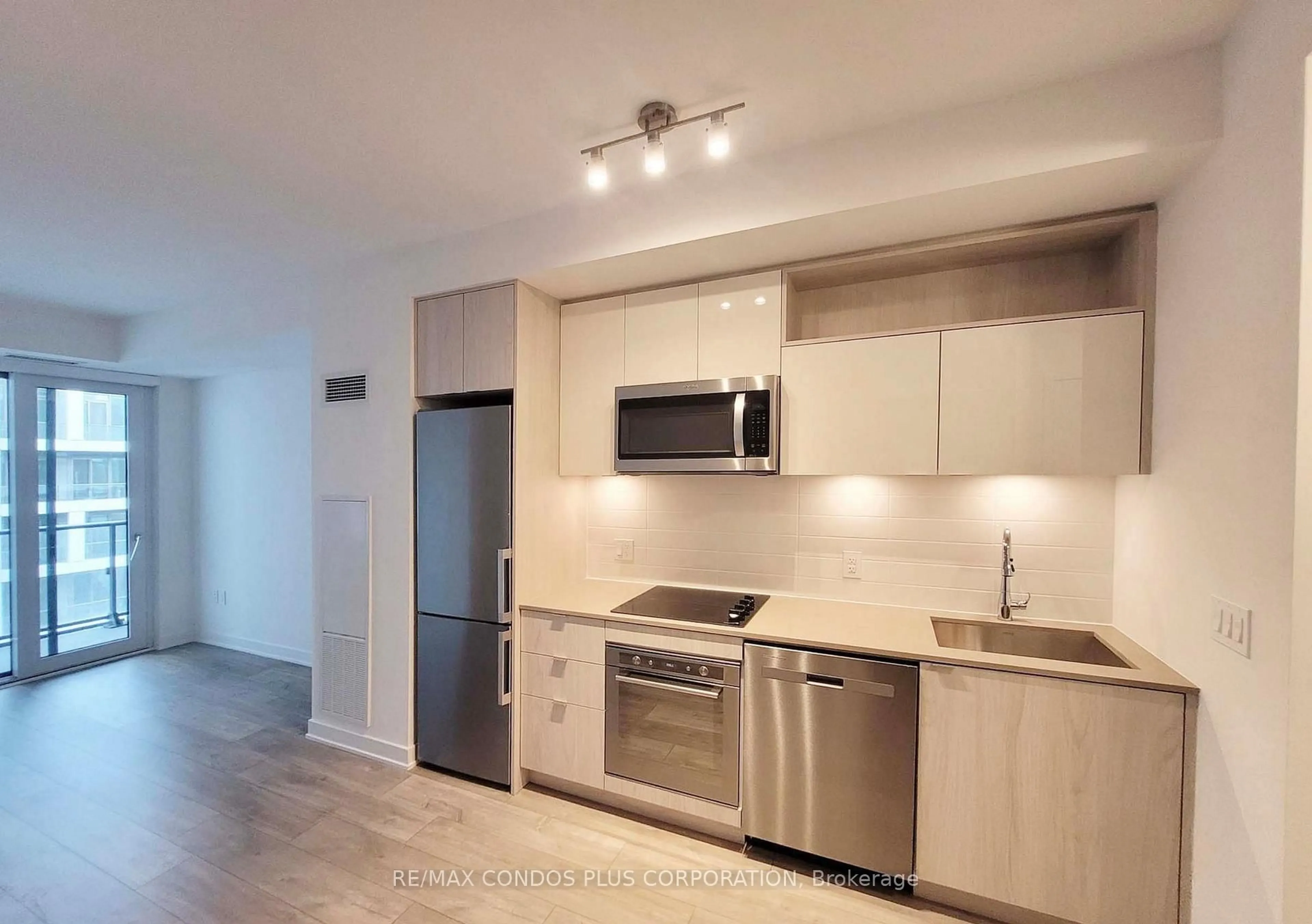 Standard kitchen, wood/laminate floor for 121 Lower Sherbourne St #946, Toronto Ontario M5A 0W8