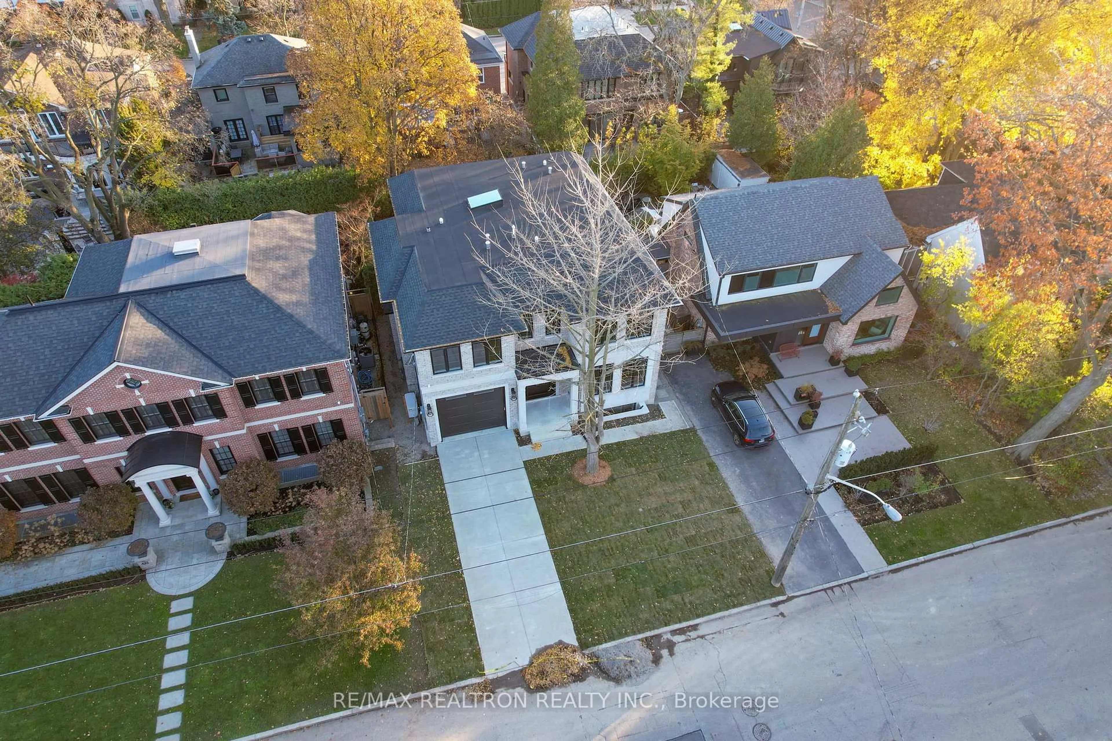 A pic from outside/outdoor area/front of a property/back of a property/a pic from drone, street for 431 Heath St, Toronto Ontario M4G 1B6