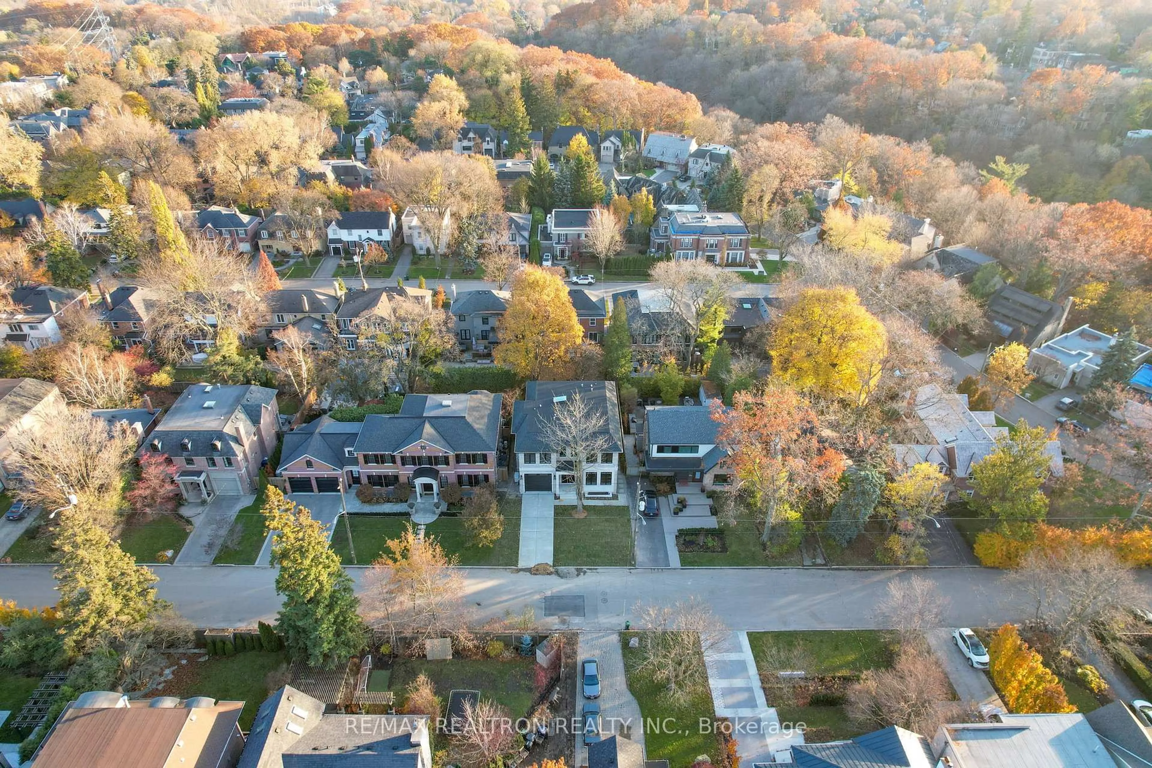 A pic from outside/outdoor area/front of a property/back of a property/a pic from drone, street for 431 Heath St, Toronto Ontario M4G 1B6