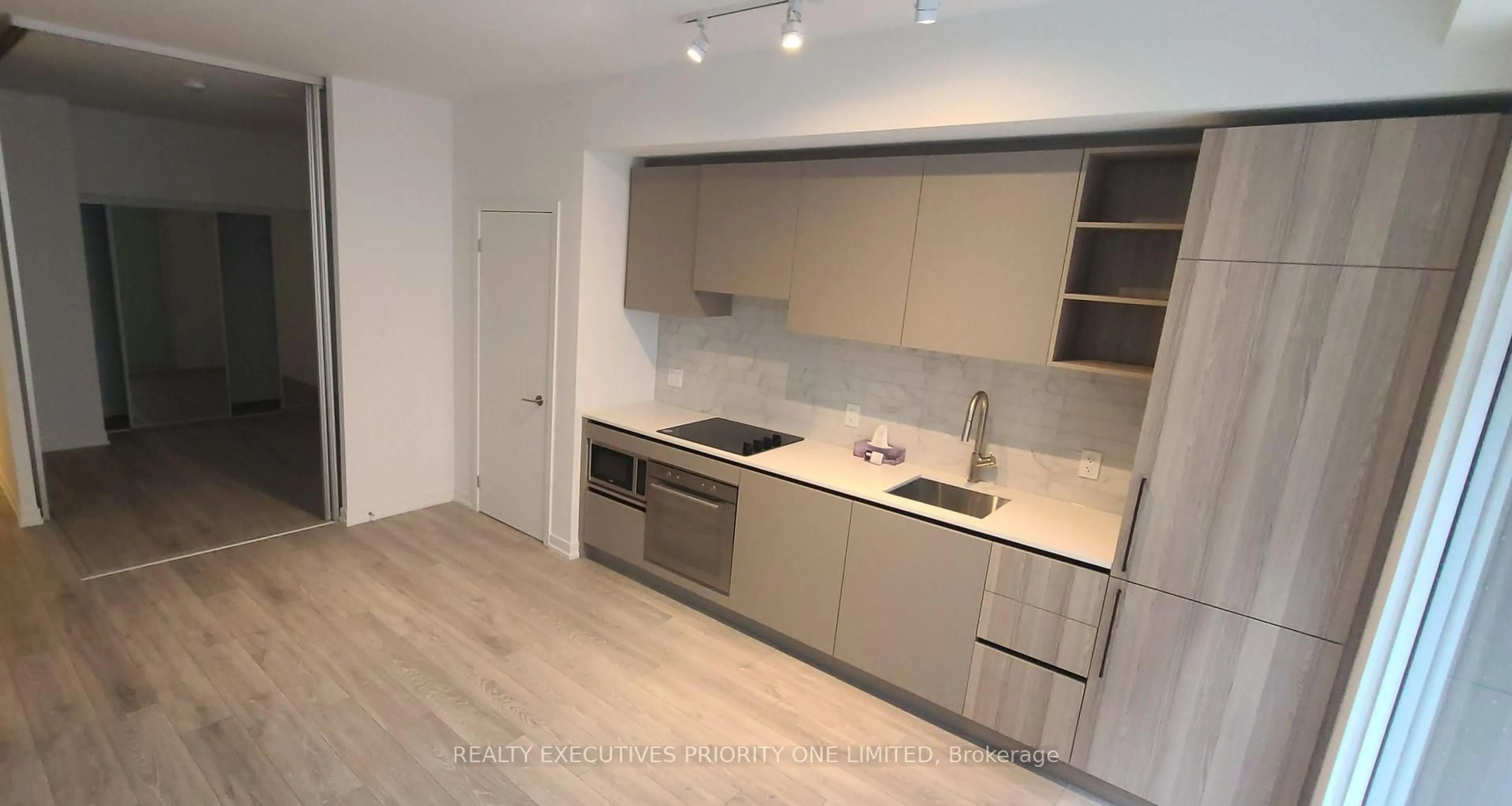 Standard kitchen, wood/laminate floor for 55 Mercer St #319, Toronto Ontario M5V 0W4