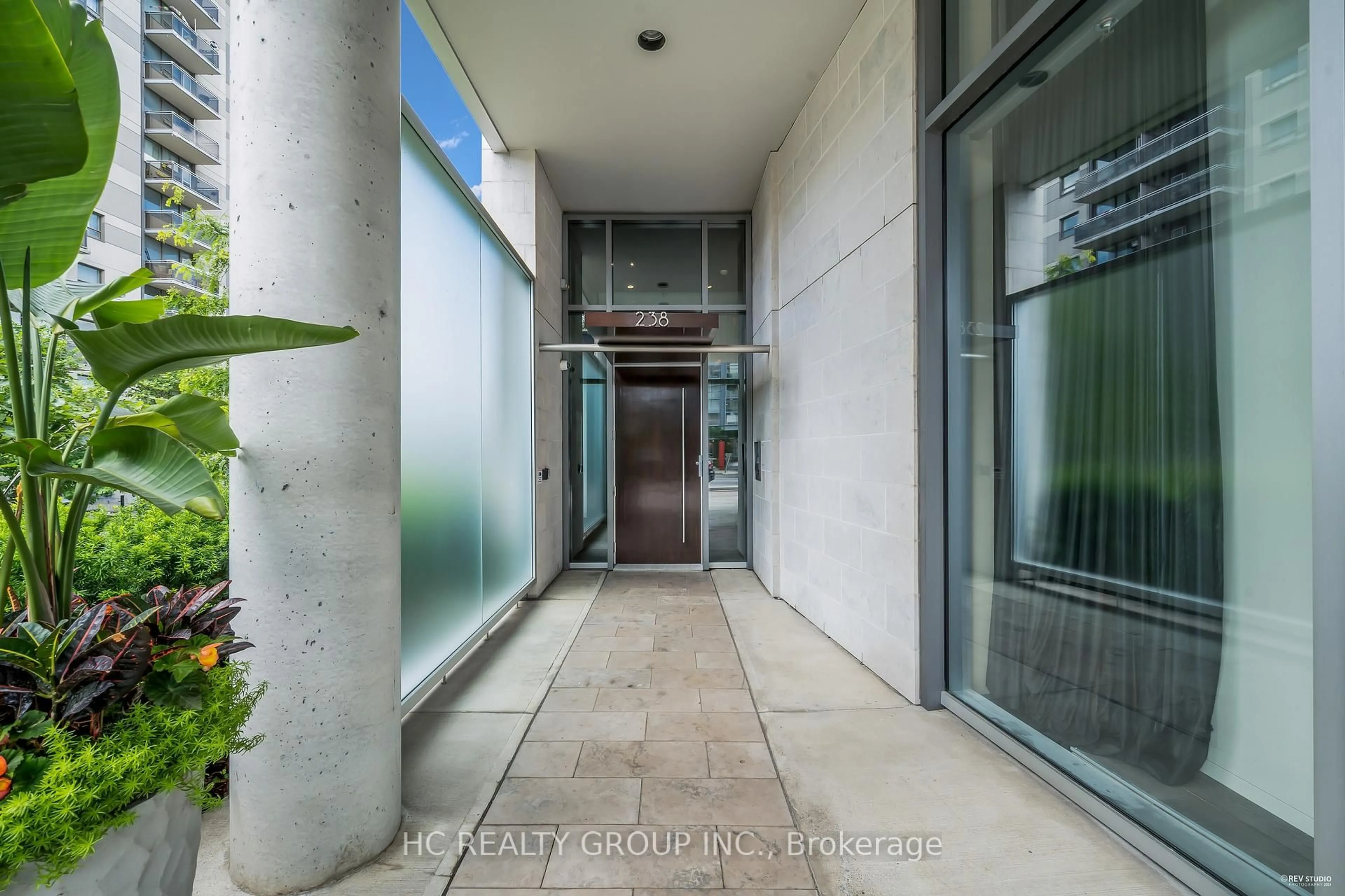 Indoor foyer for 238 Davenport Rd #302, Toronto Ontario M5R 1J6