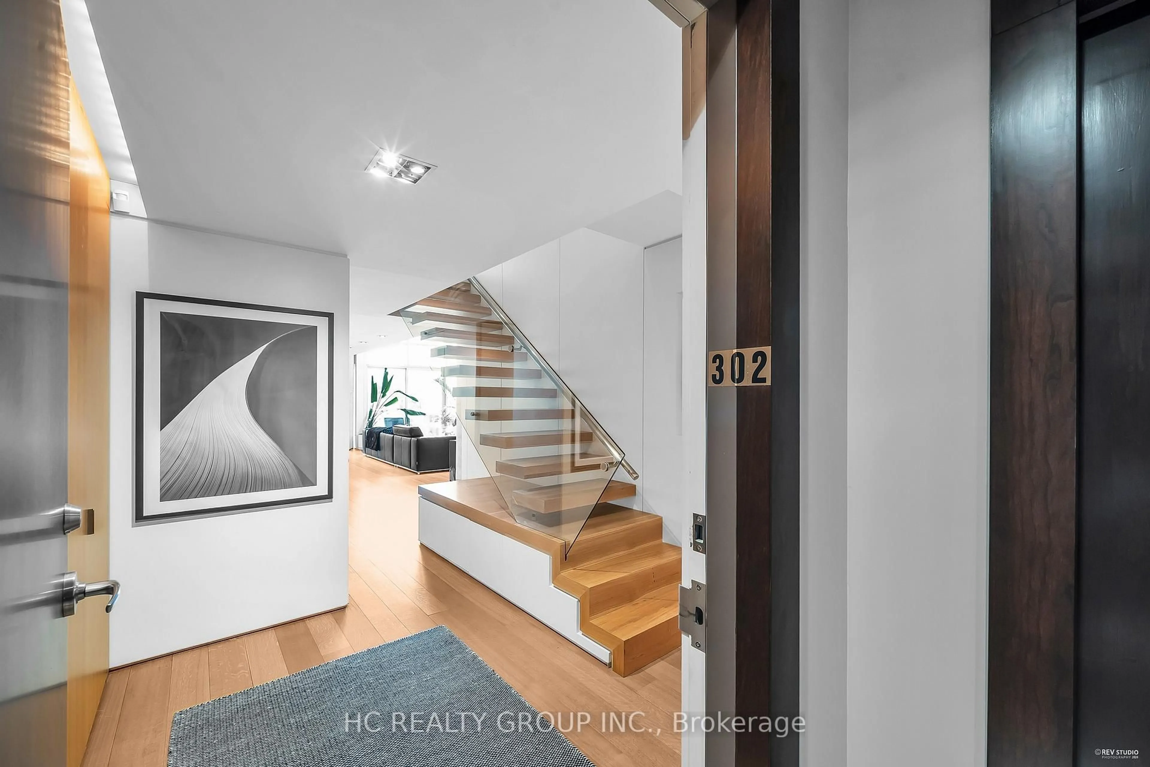 Indoor entryway for 238 Davenport Rd #302, Toronto Ontario M5R 1J6