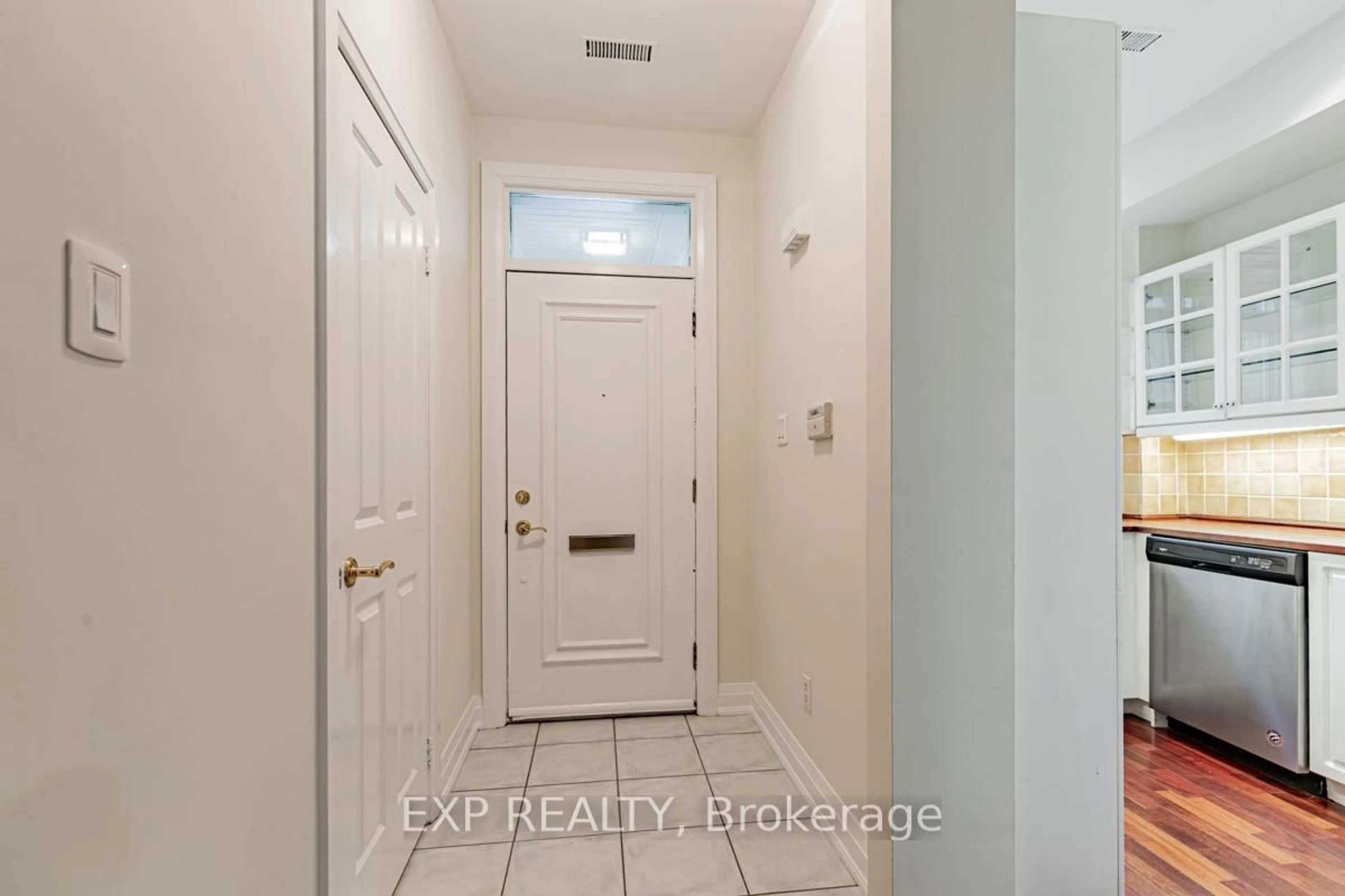 Indoor entryway for 37 Shaftesbury Ave, Toronto Ontario M4T 3B3