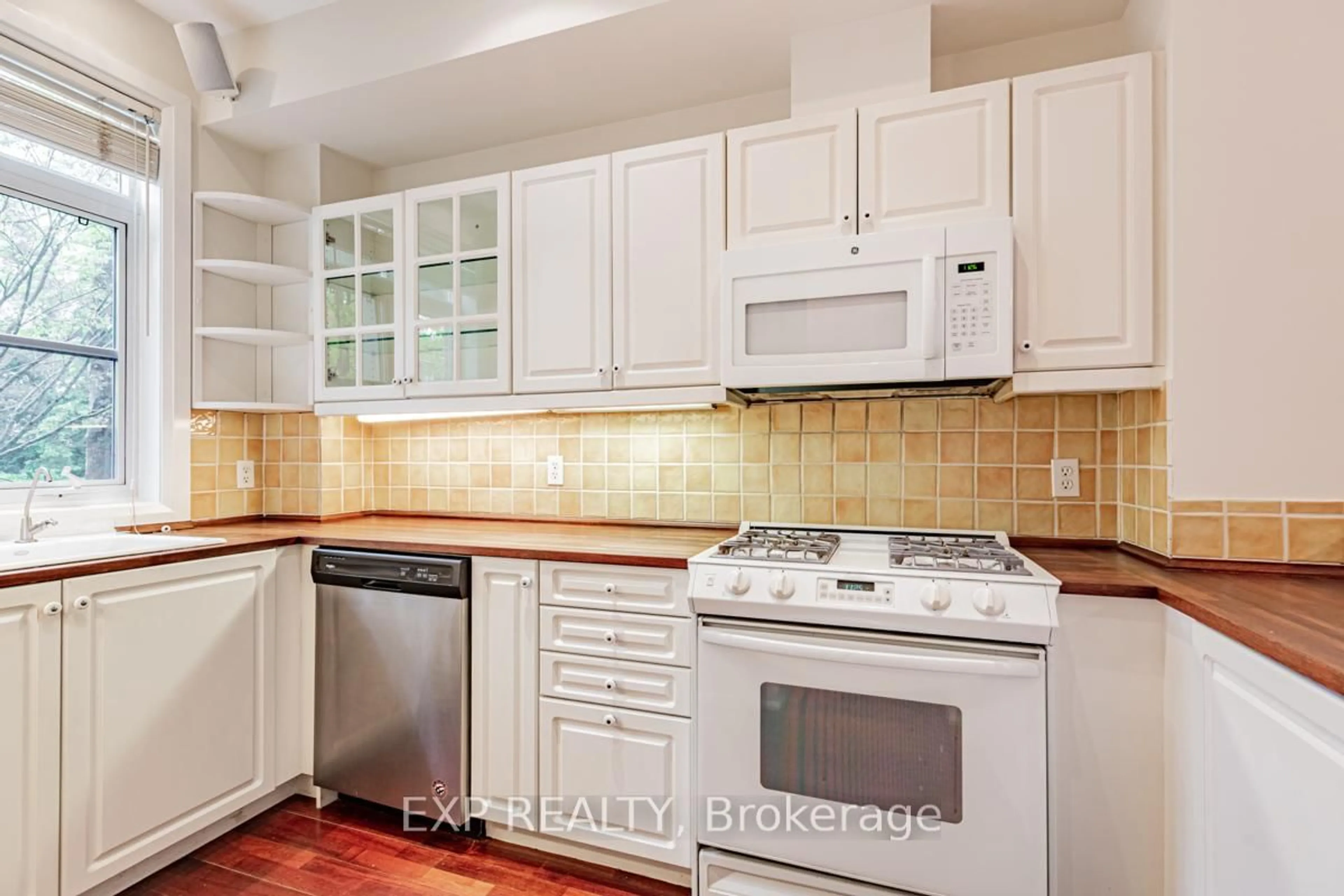 Standard kitchen, unknown for 37 Shaftesbury Ave, Toronto Ontario M4T 3B3