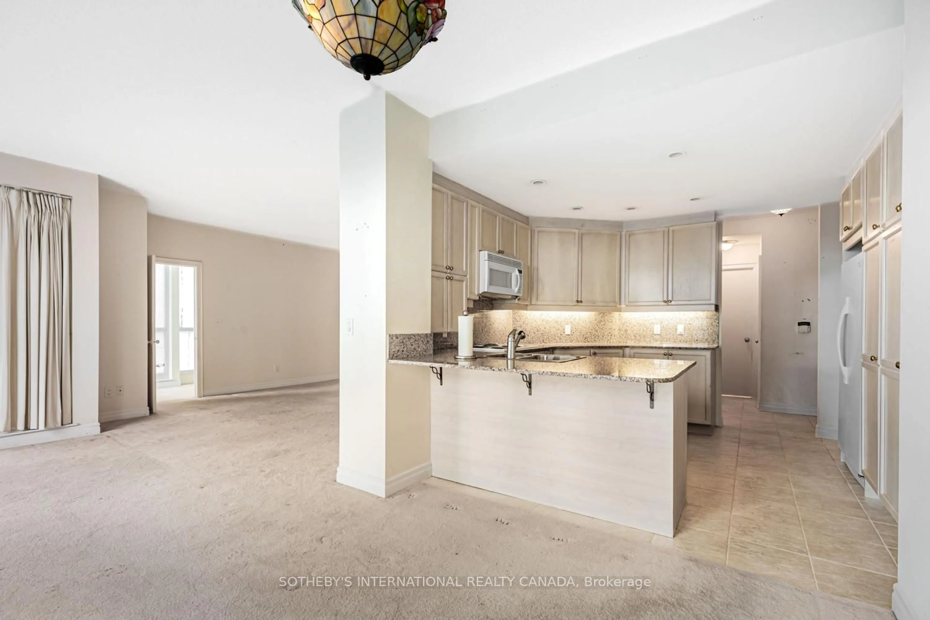 Open concept kitchen, ceramic/tile floor for 8 Park Rd #3810, Toronto Ontario M4W 3S5
