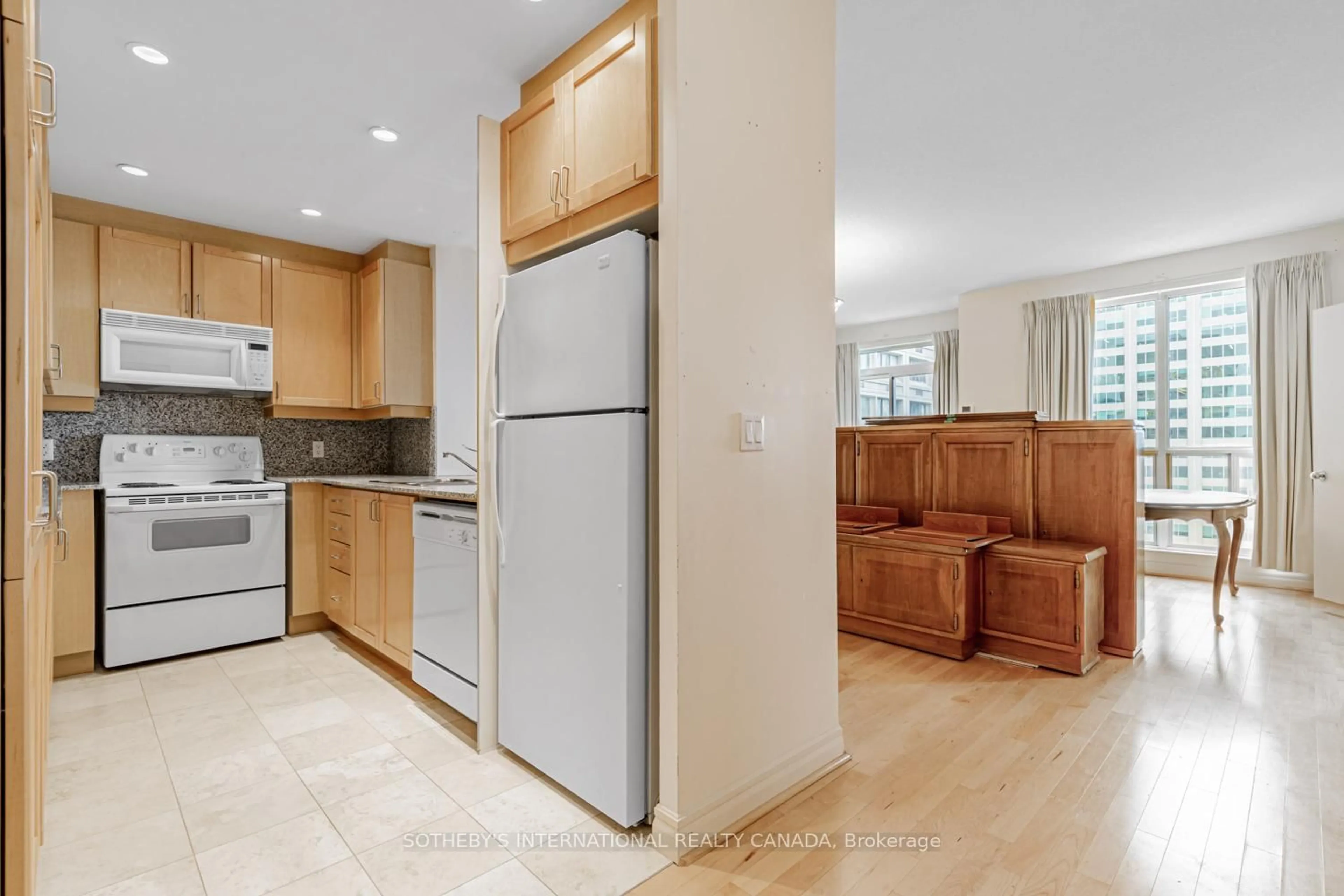 Standard kitchen, unknown for 8 Park Rd #3811, Toronto Ontario M4W 3S5