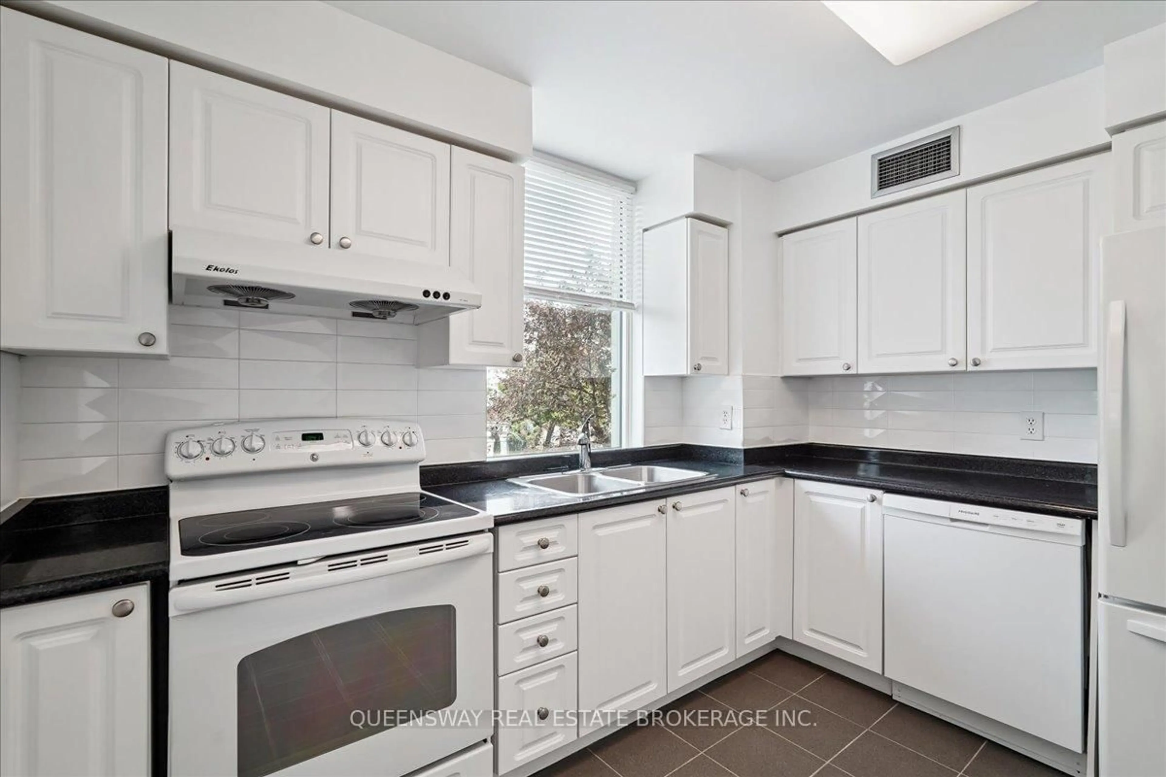 Standard kitchen, unknown for 28 Pemberton Ave #200, Toronto Ontario M2M 4L1