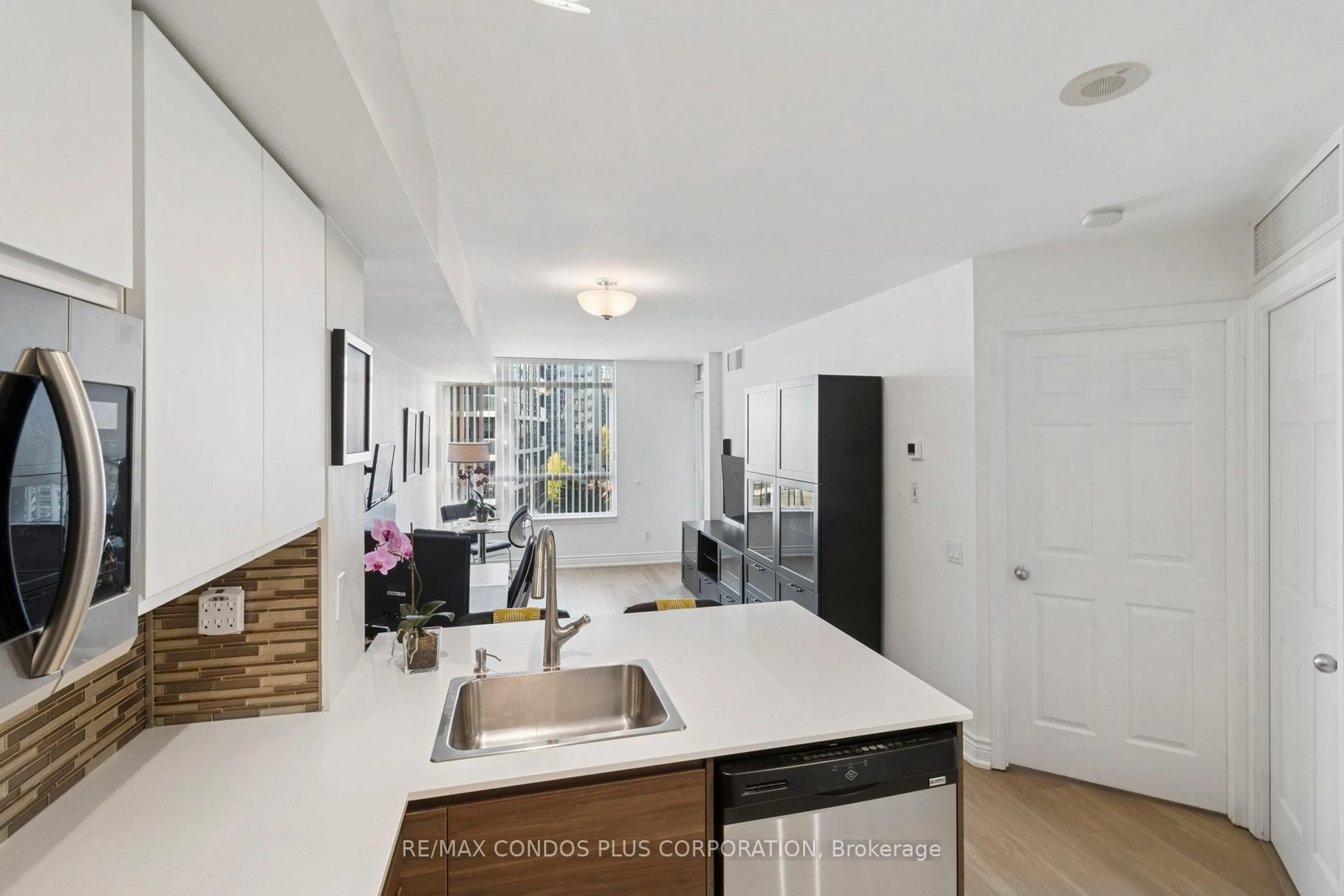 Open concept kitchen, ceramic/tile floor for 30 Harrison Garden Blvd #708, Toronto Ontario M2N 7A9
