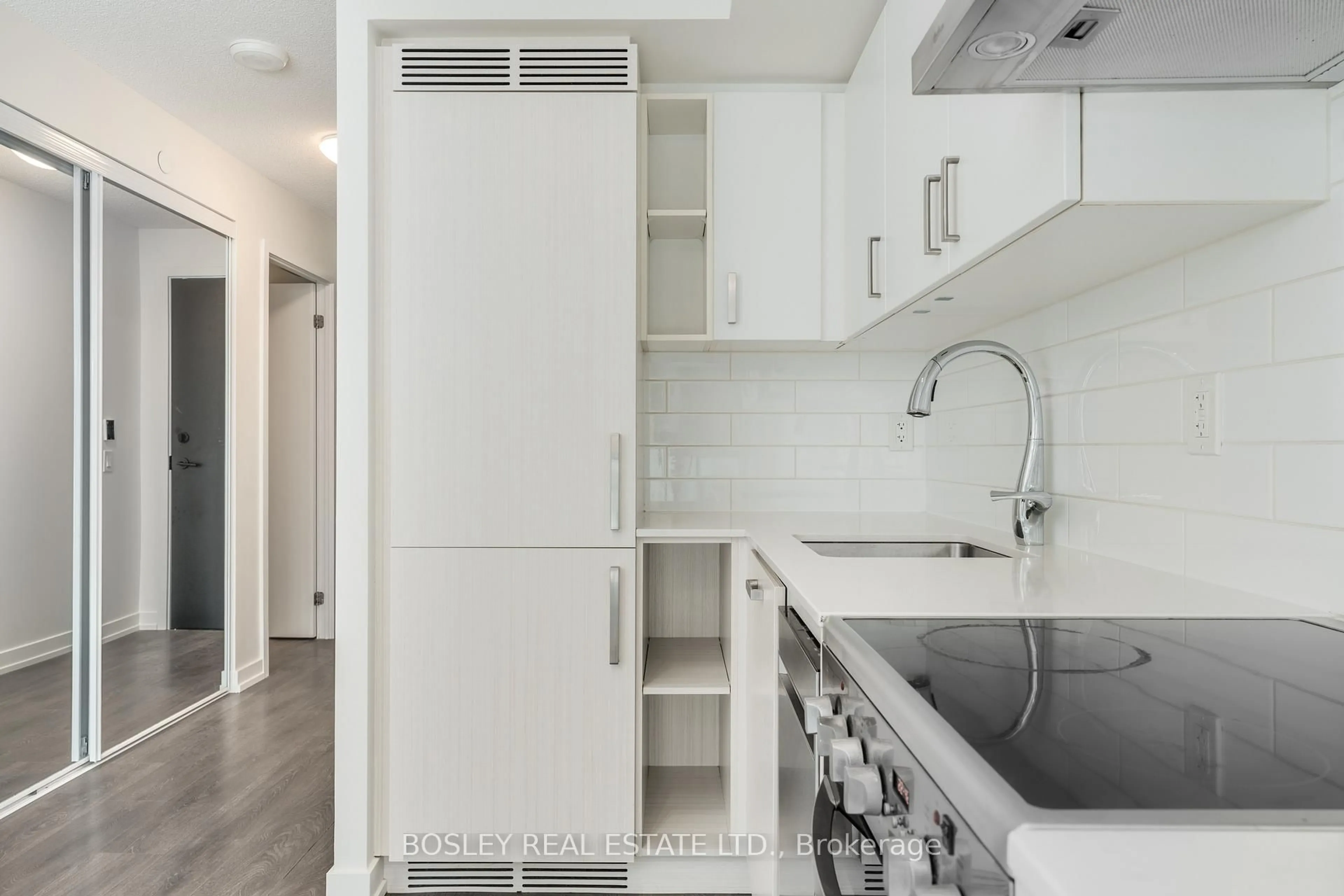 Standard kitchen, ceramic/tile floor for 125 Redpath Ave #1006, Toronto Ontario M4S 0B5
