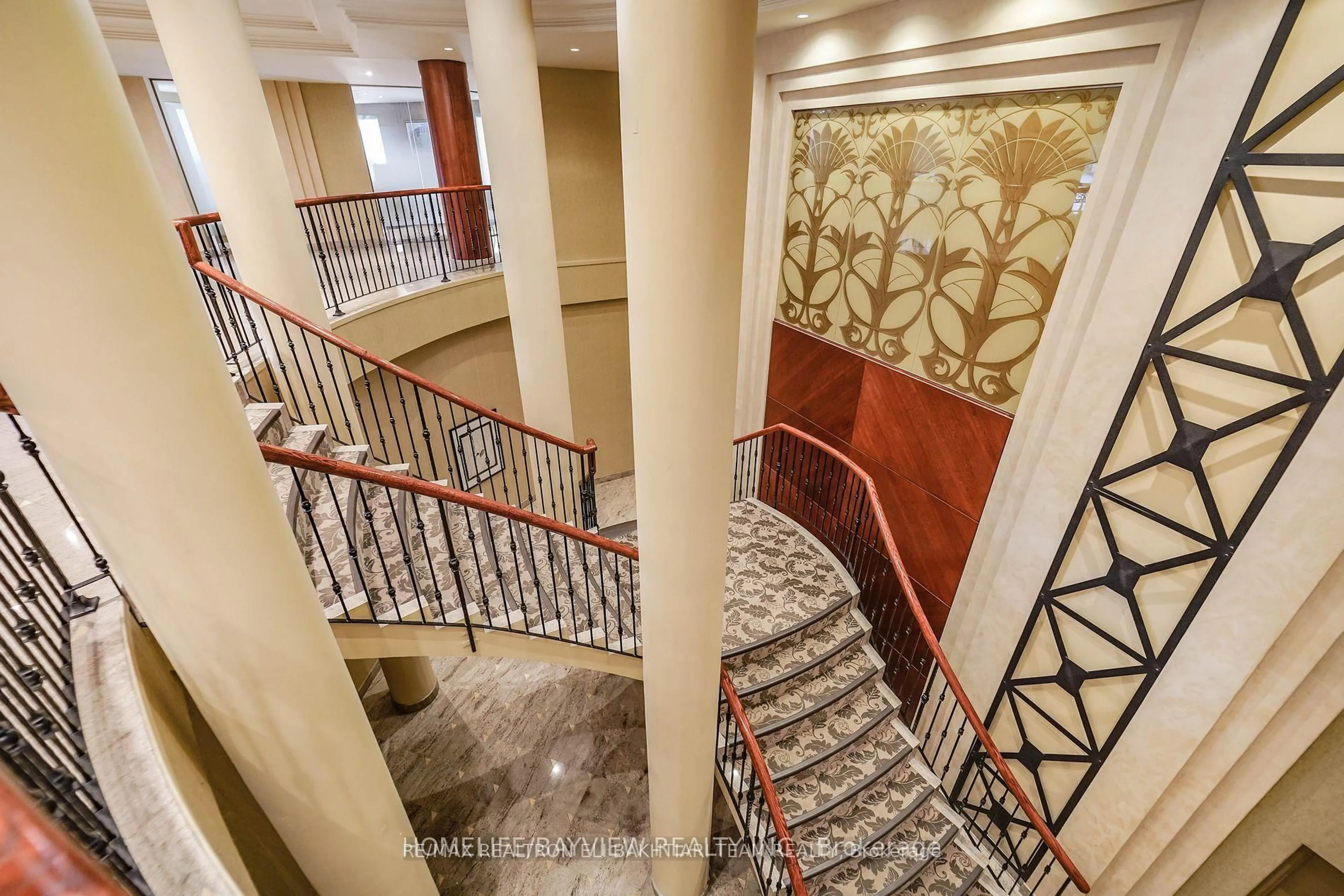 Indoor foyer for 11 William Carson Cres #618, Toronto Ontario M2P 2G1