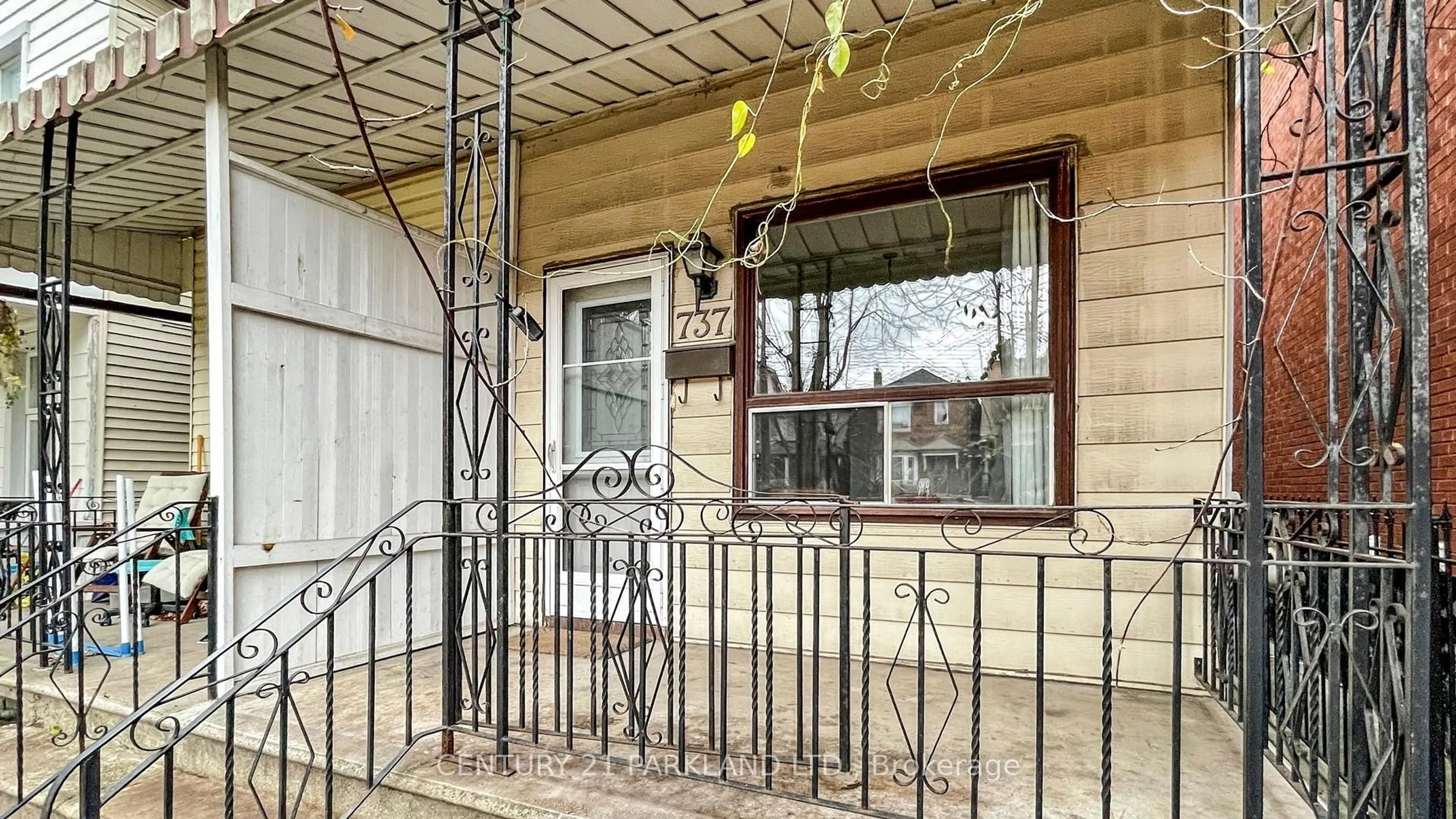 Unknown for 737 Manning Ave, Toronto Ontario M6G 2W5