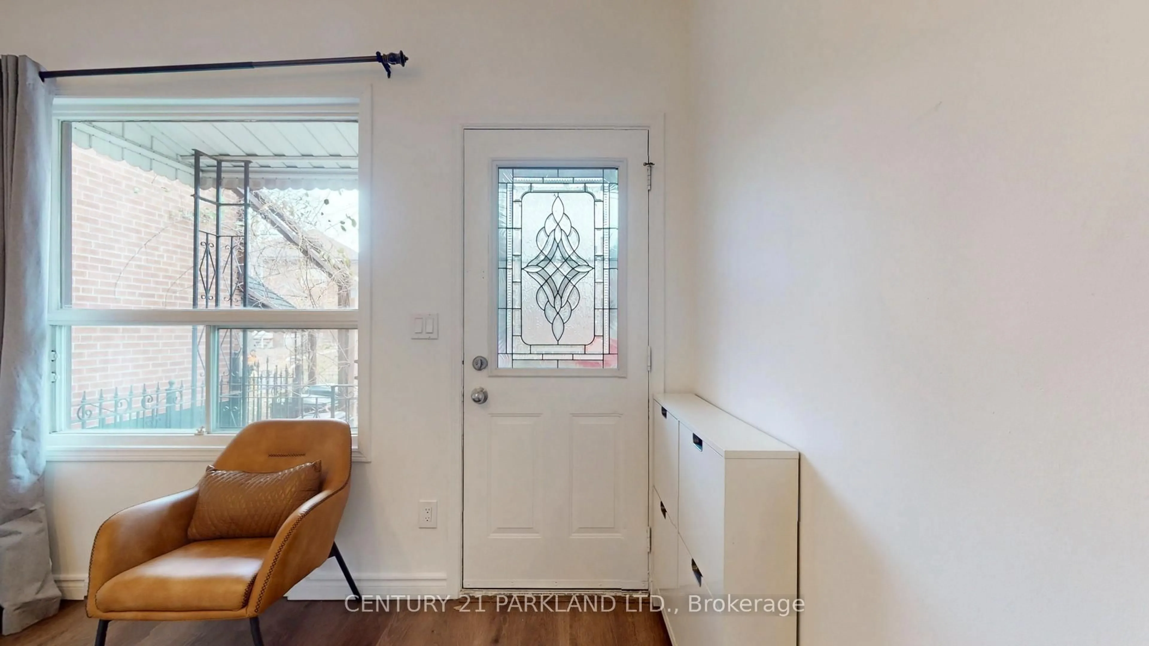 Indoor entryway for 737 Manning Ave, Toronto Ontario M6G 2W5