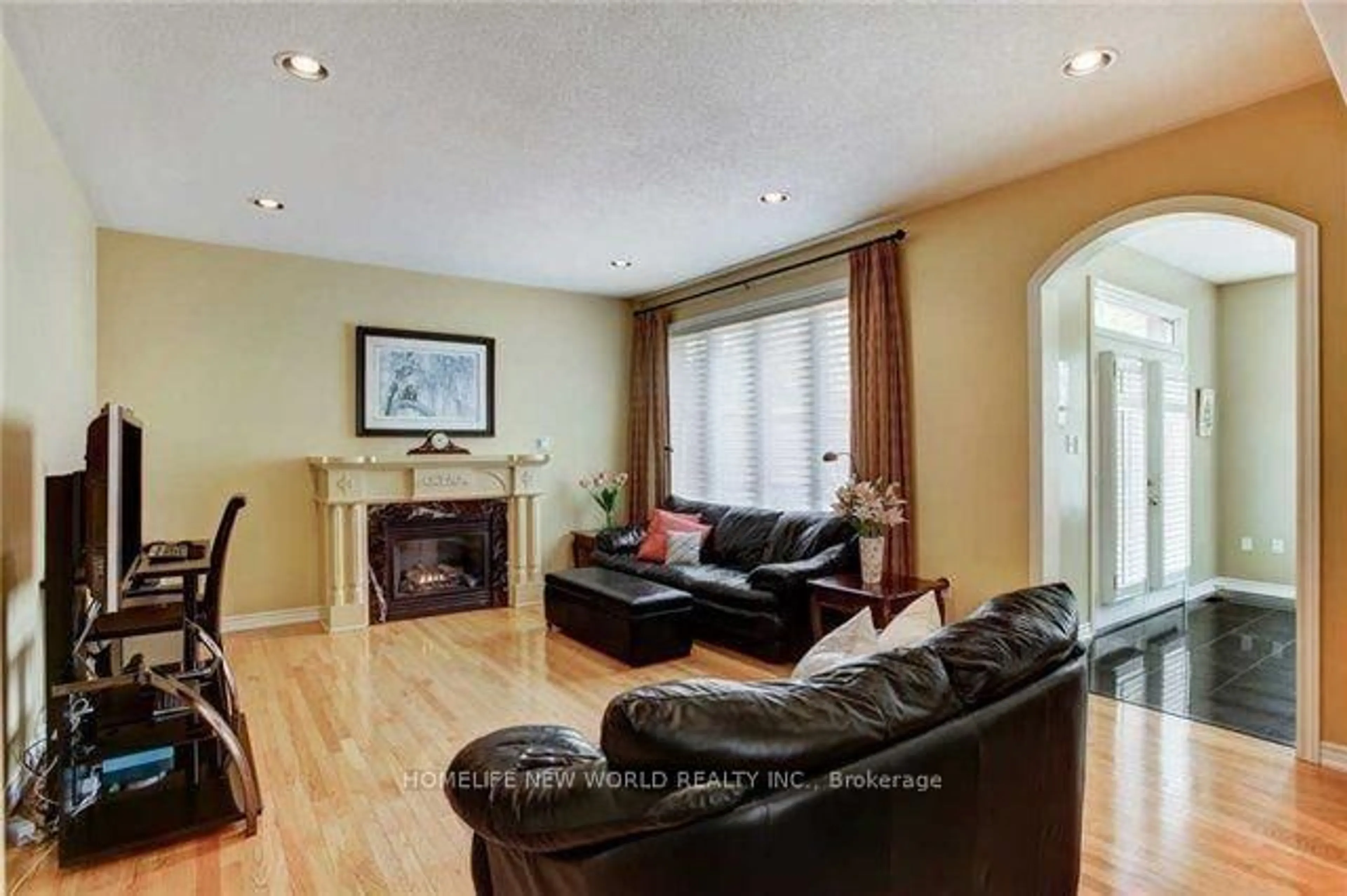 Living room with furniture, wood/laminate floor for 39 Green Meadows Circ, Toronto Ontario M2J 5G6