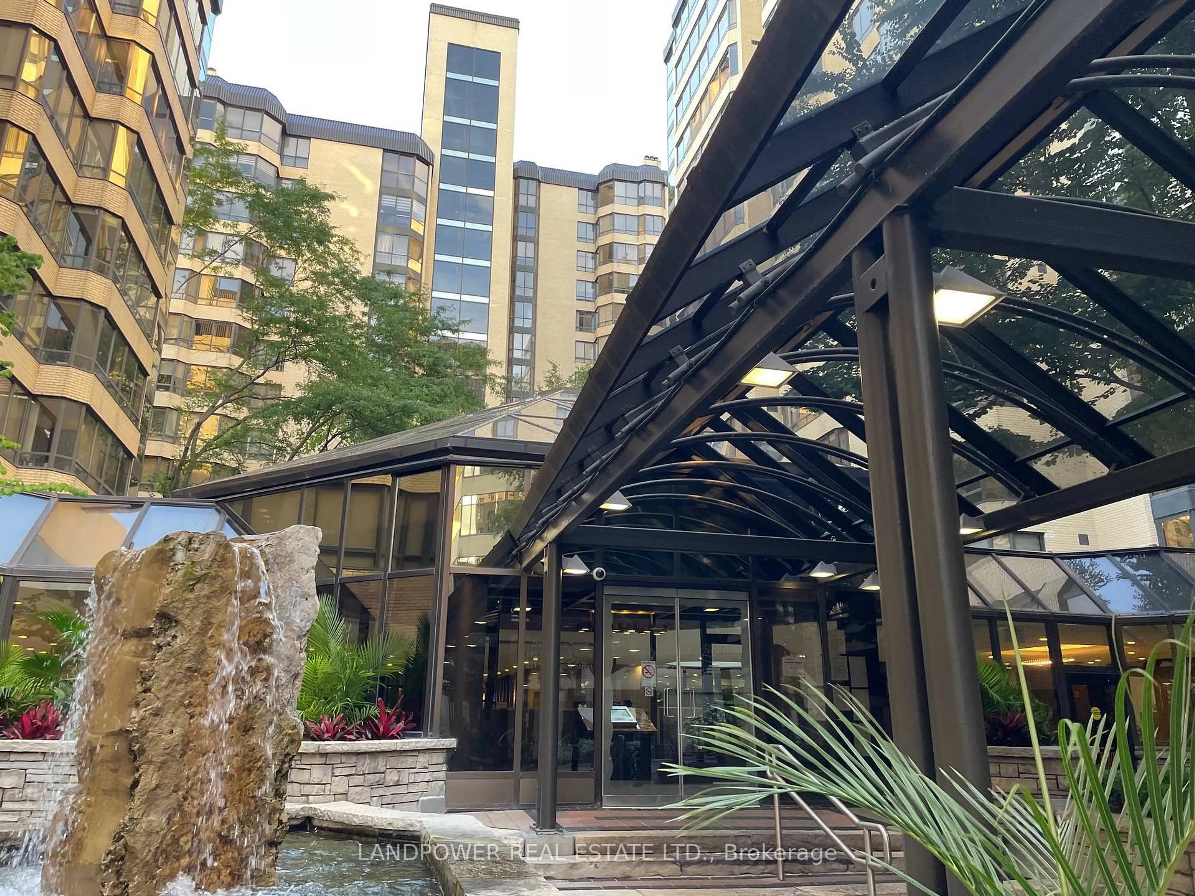 Indoor foyer for 280 Simcoe St #903, Toronto Ontario M5T 2Y5